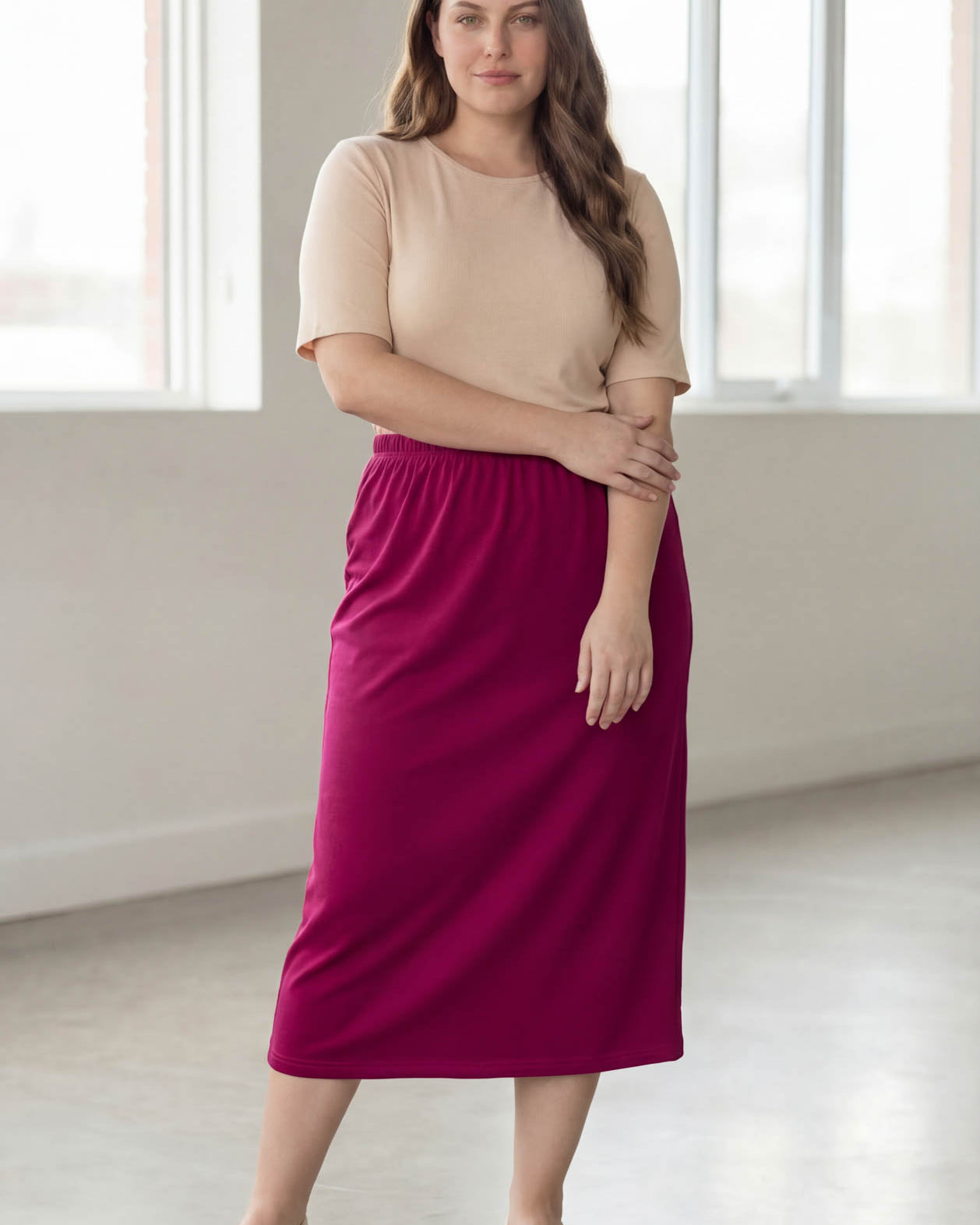 Model wearing Nuggles® 34" Classic Skirt in Wine