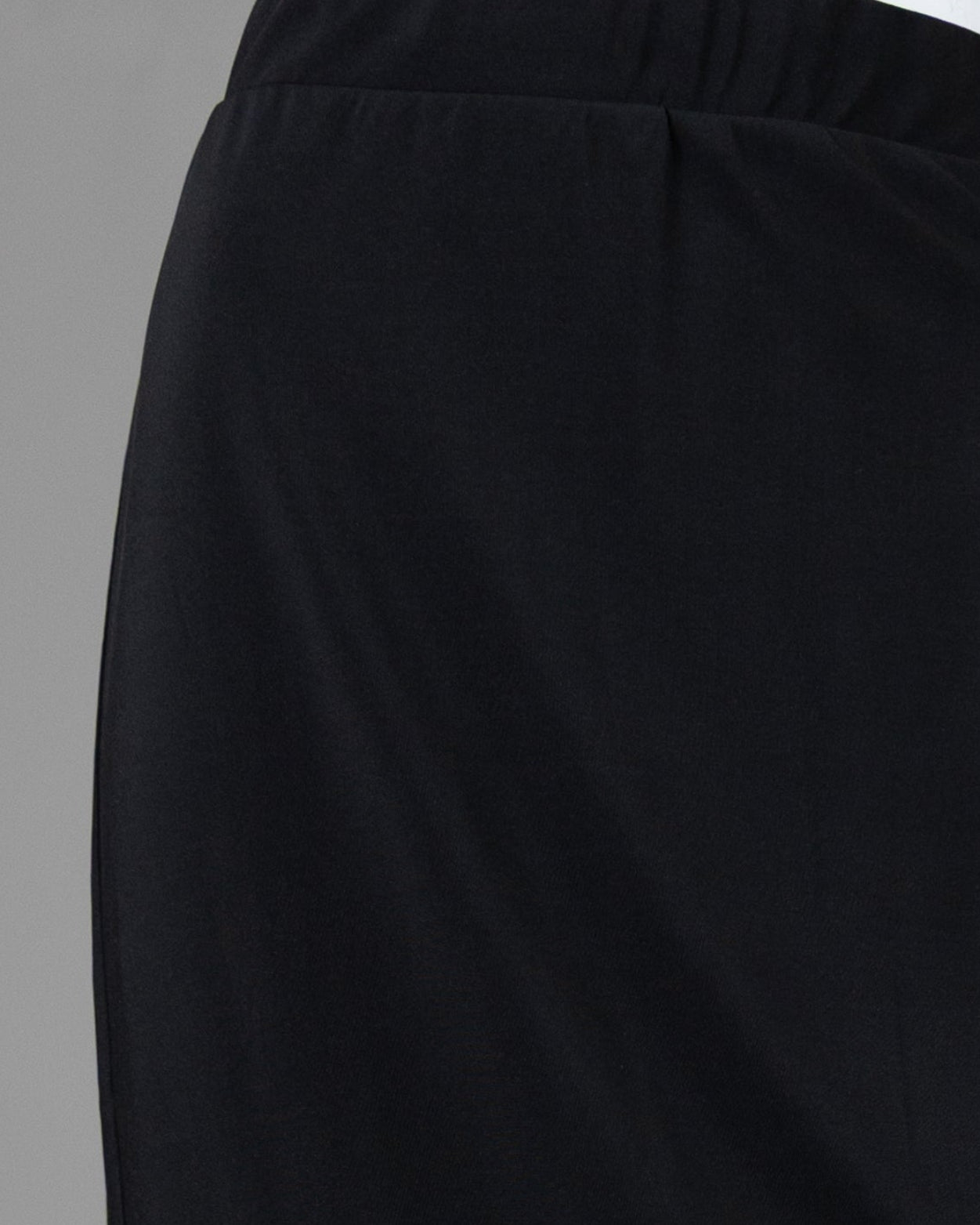 Model wearing Nuggles® 27" Lightweight Lined Pencil Skirt in Black