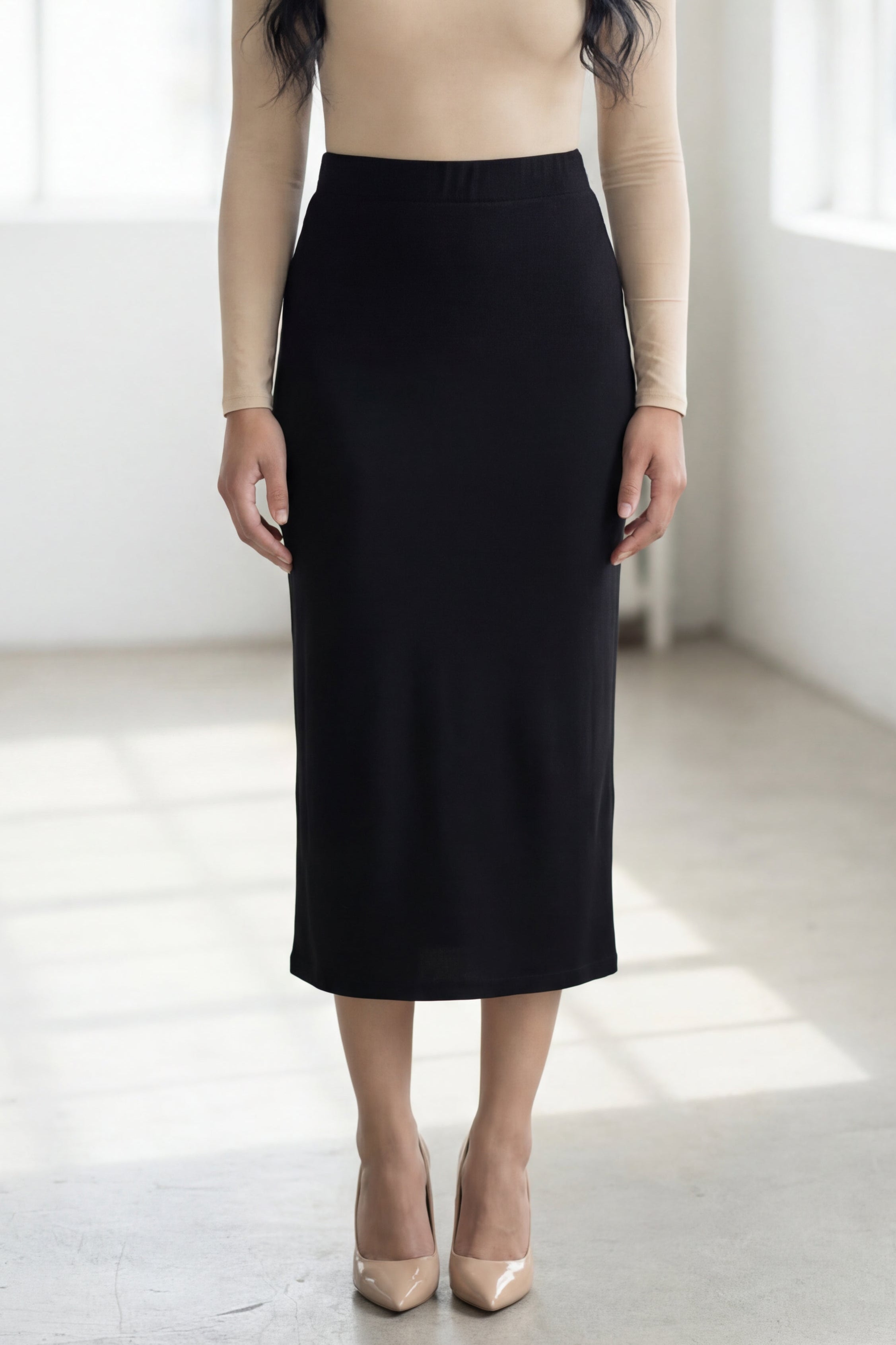 Model wearing Nuggles® 31" Lightweight Lined Pencil Skirt in Black