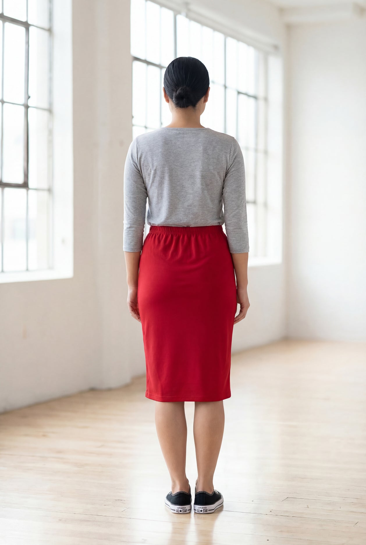 Nuggles® 25-inch classic skirt elastic waistband and straight silhouette