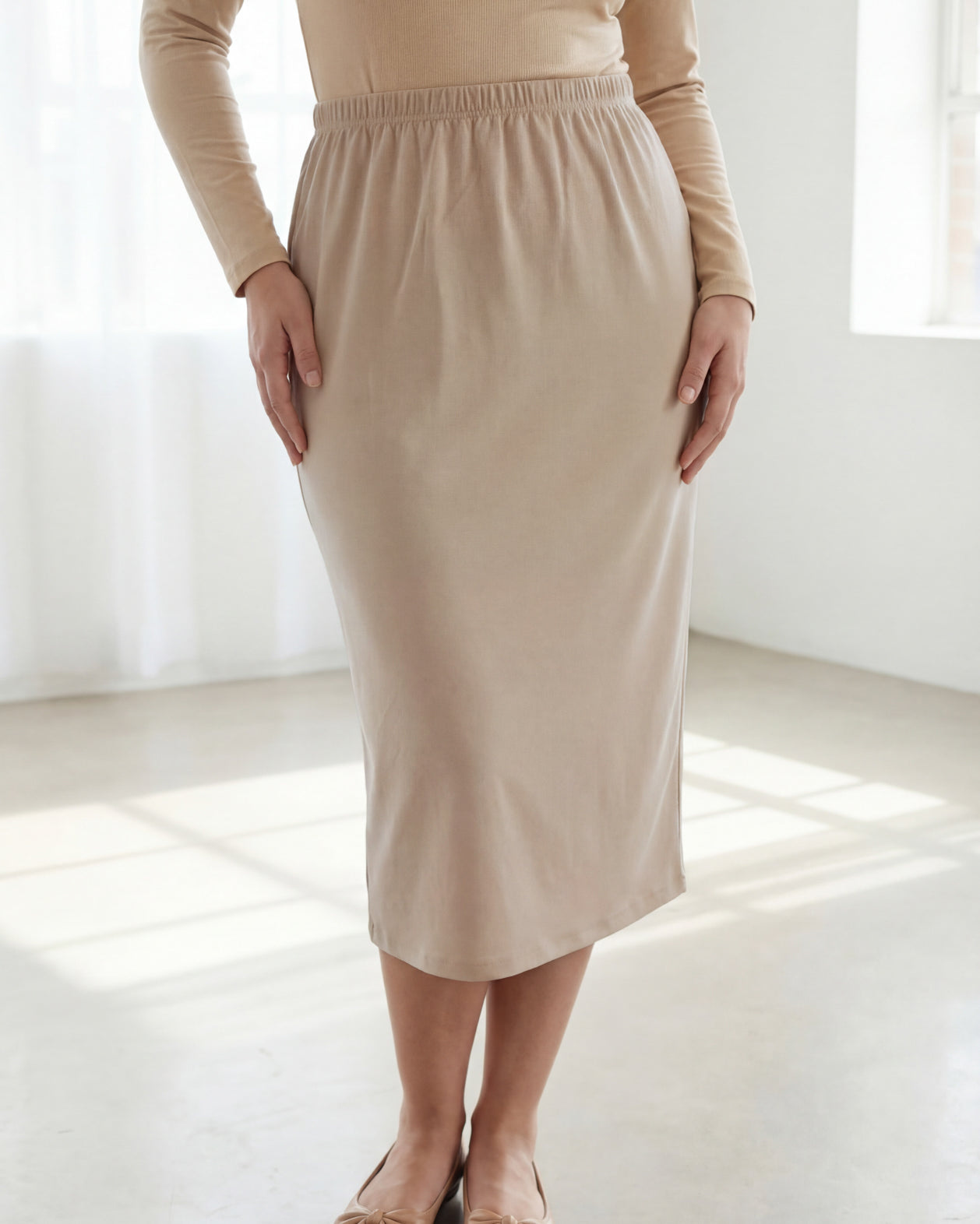 Model wearing Nuggles® 31" Classic Skirt in Khaki