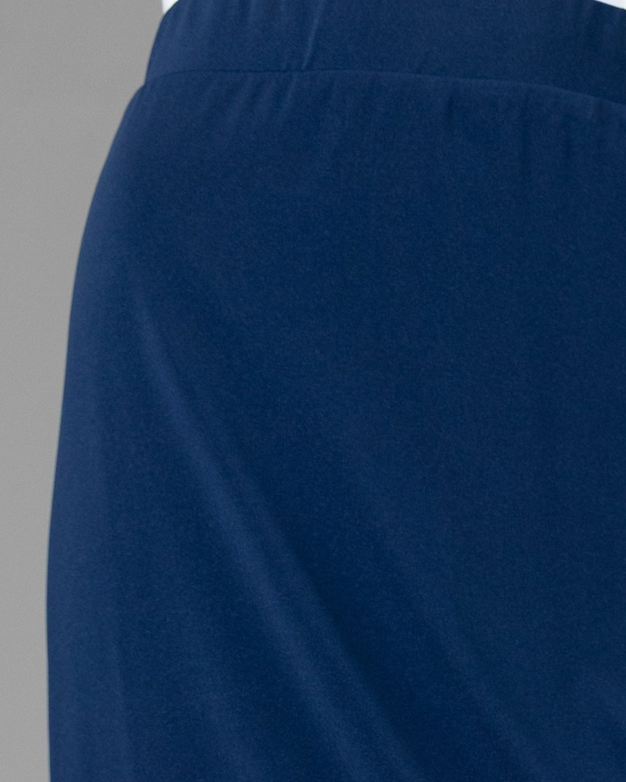 Model wearing Nuggles® 27" Lightweight Lined Pencil Skirt in Navy