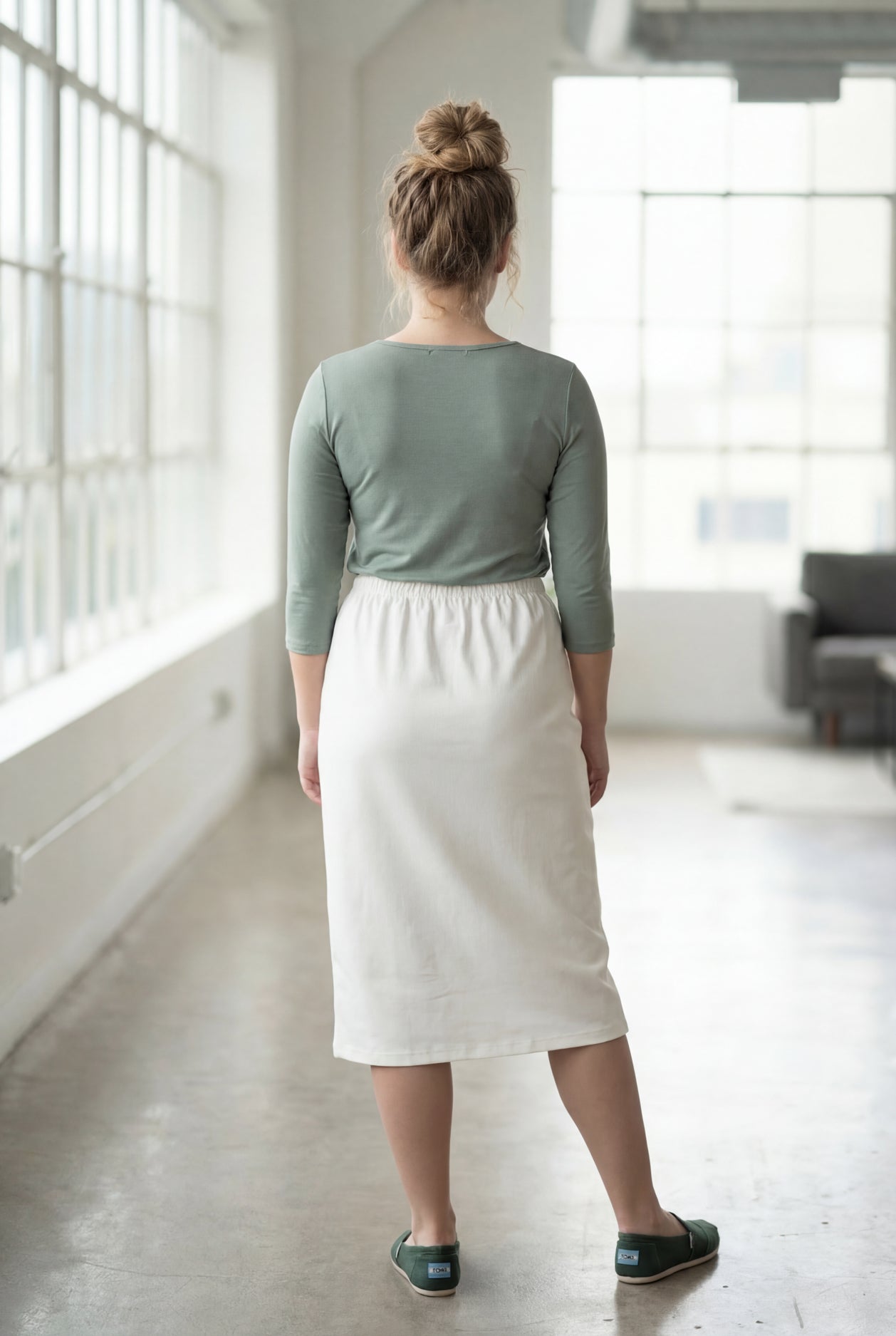 Model wearing Nuggles® 27" Classic Skirt in Off White