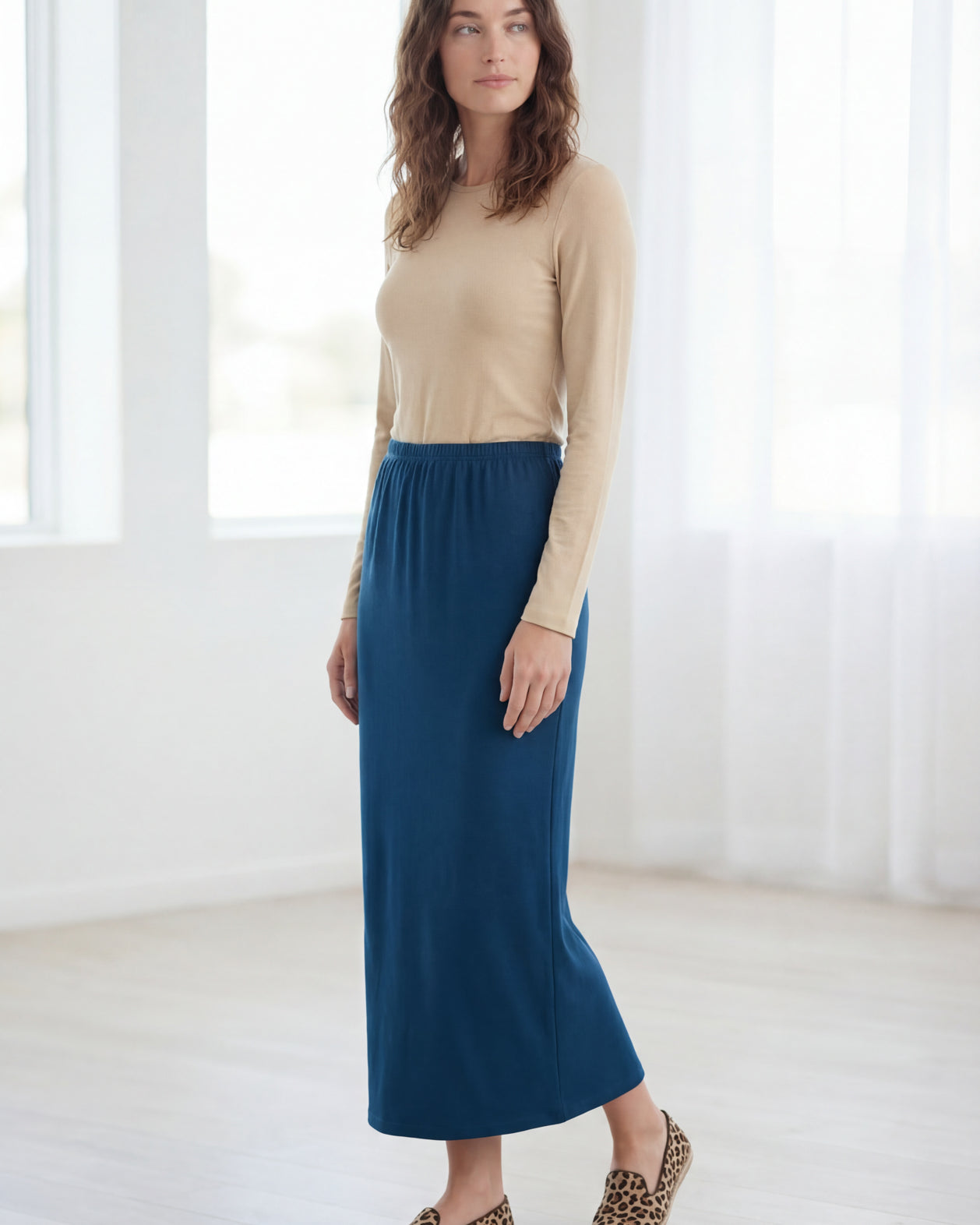 Model wearing Nuggles® 36" Classic Skirt in Peacock