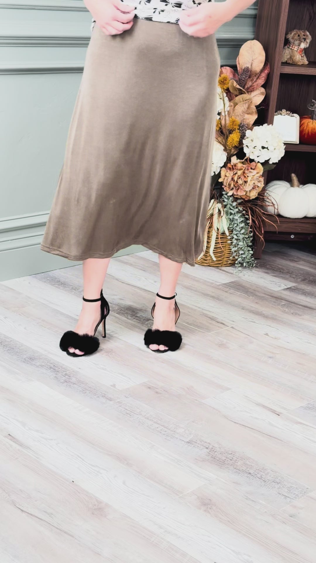 A video showing the fit and features of the Renee Slinky Skirt