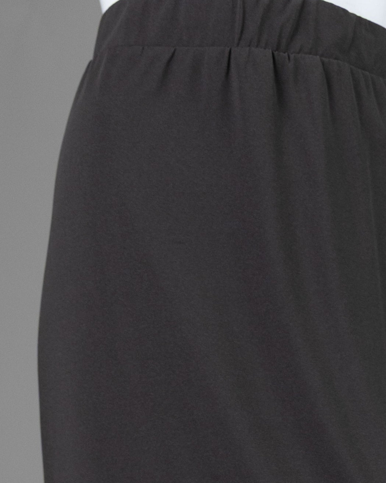 Model wearing Nuggles® 27" Lightweight Lined Pencil Skirt in Steel Gray