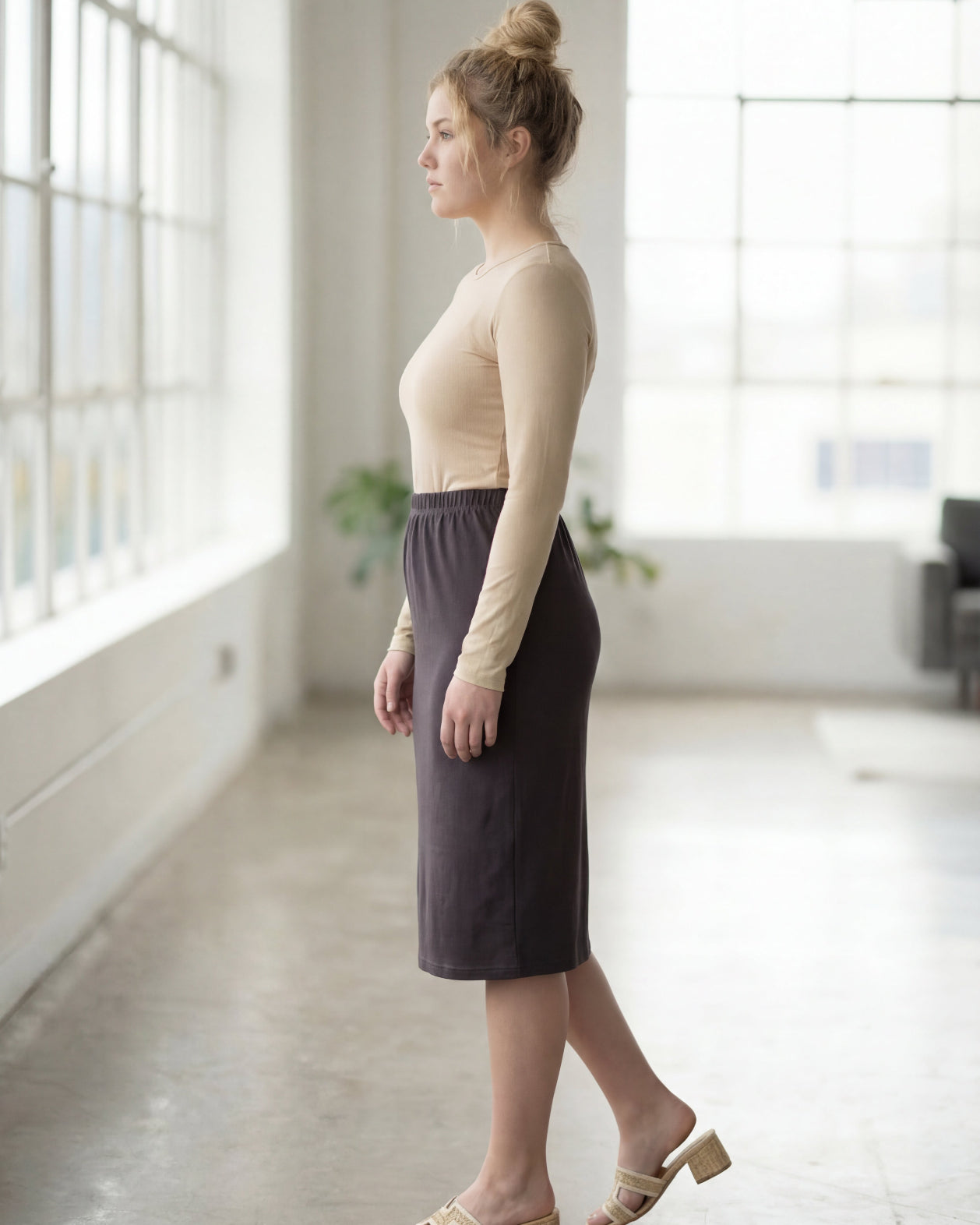 Model wearing Nuggles® 27" Classic Skirt in Steel Gray