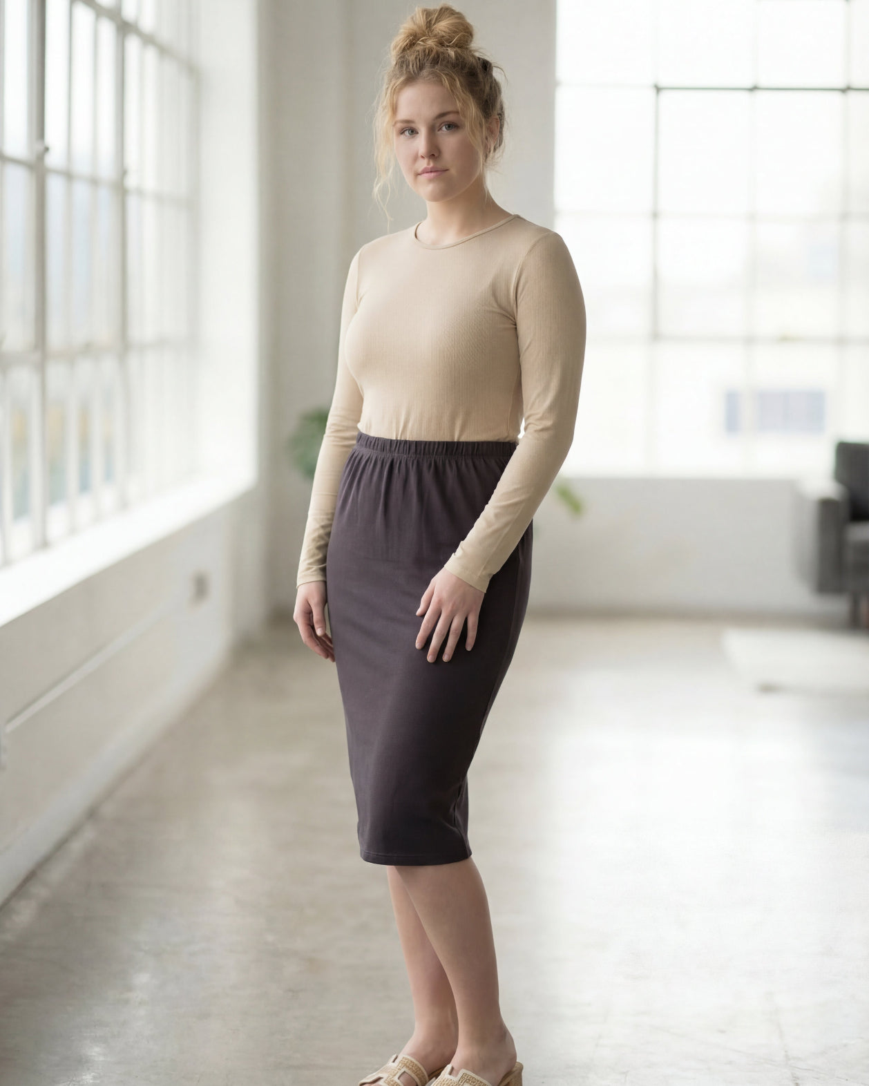 Model wearing Nuggles® 27" Classic Skirt in Steel Gray