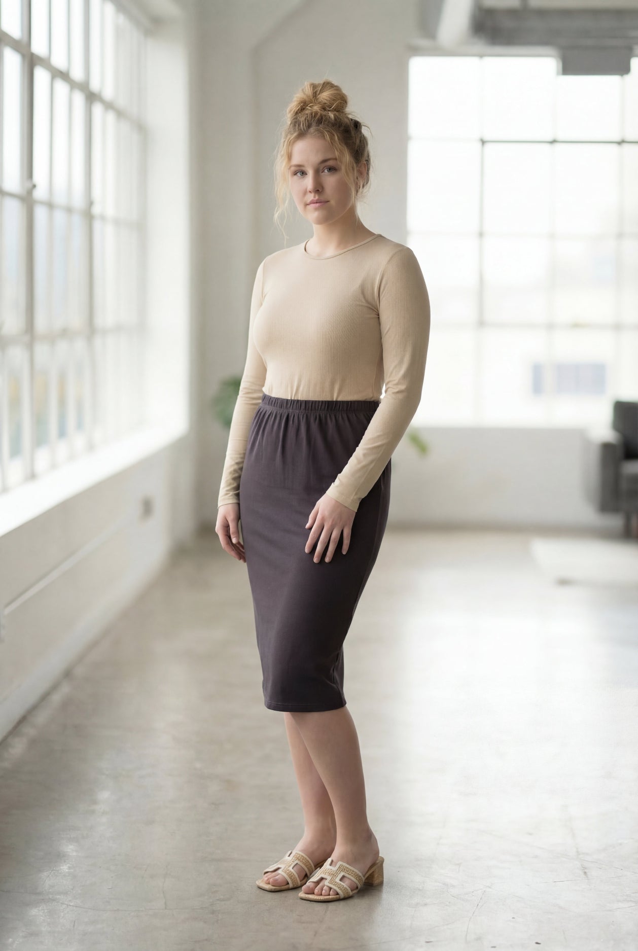 Model wearing Nuggles® 27" Classic Skirt in Steel Gray
