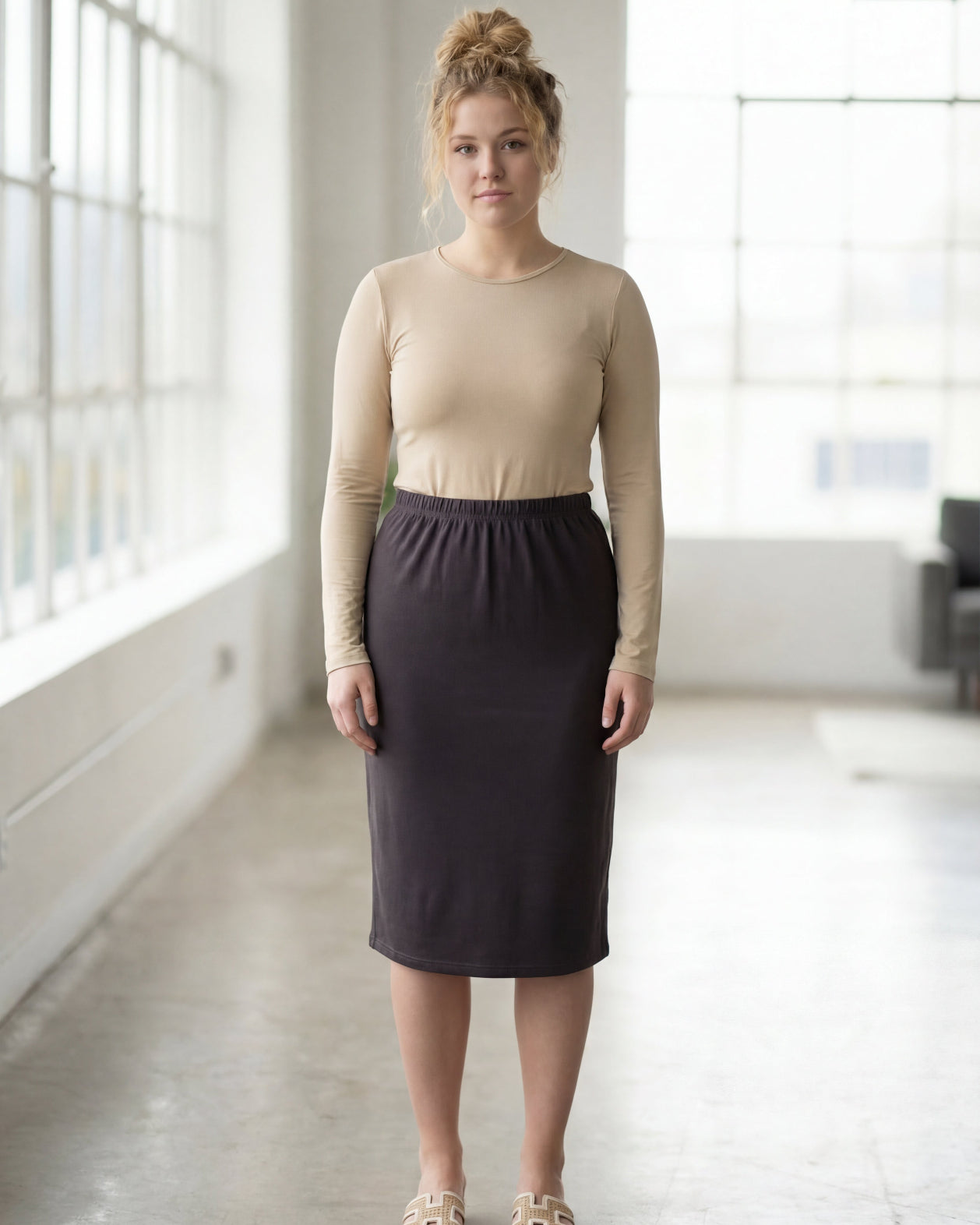 Model wearing Nuggles® 27" Classic Skirt in Steel Gray