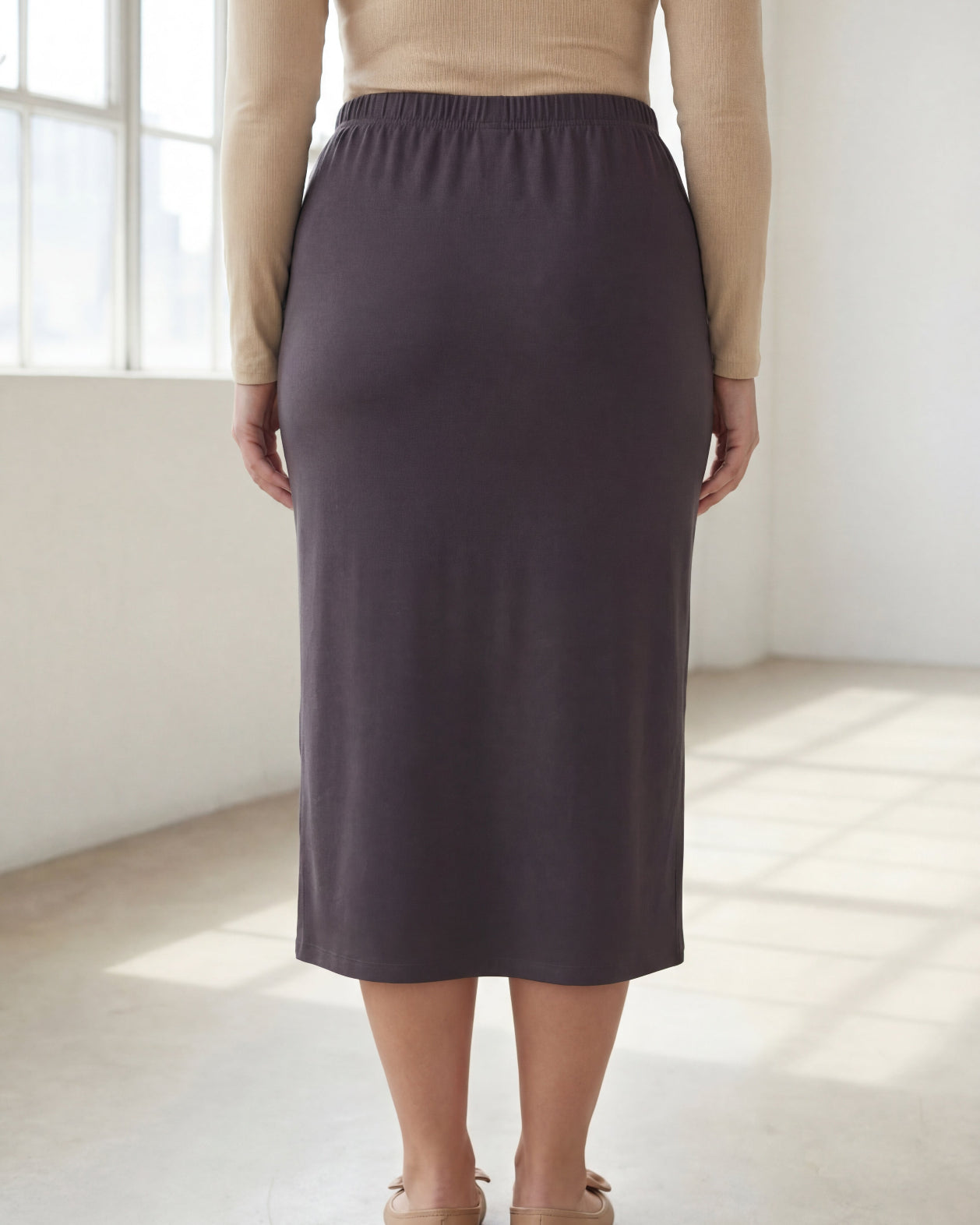 Model wearing Nuggles® 31" Classic Skirt in Steel Gray