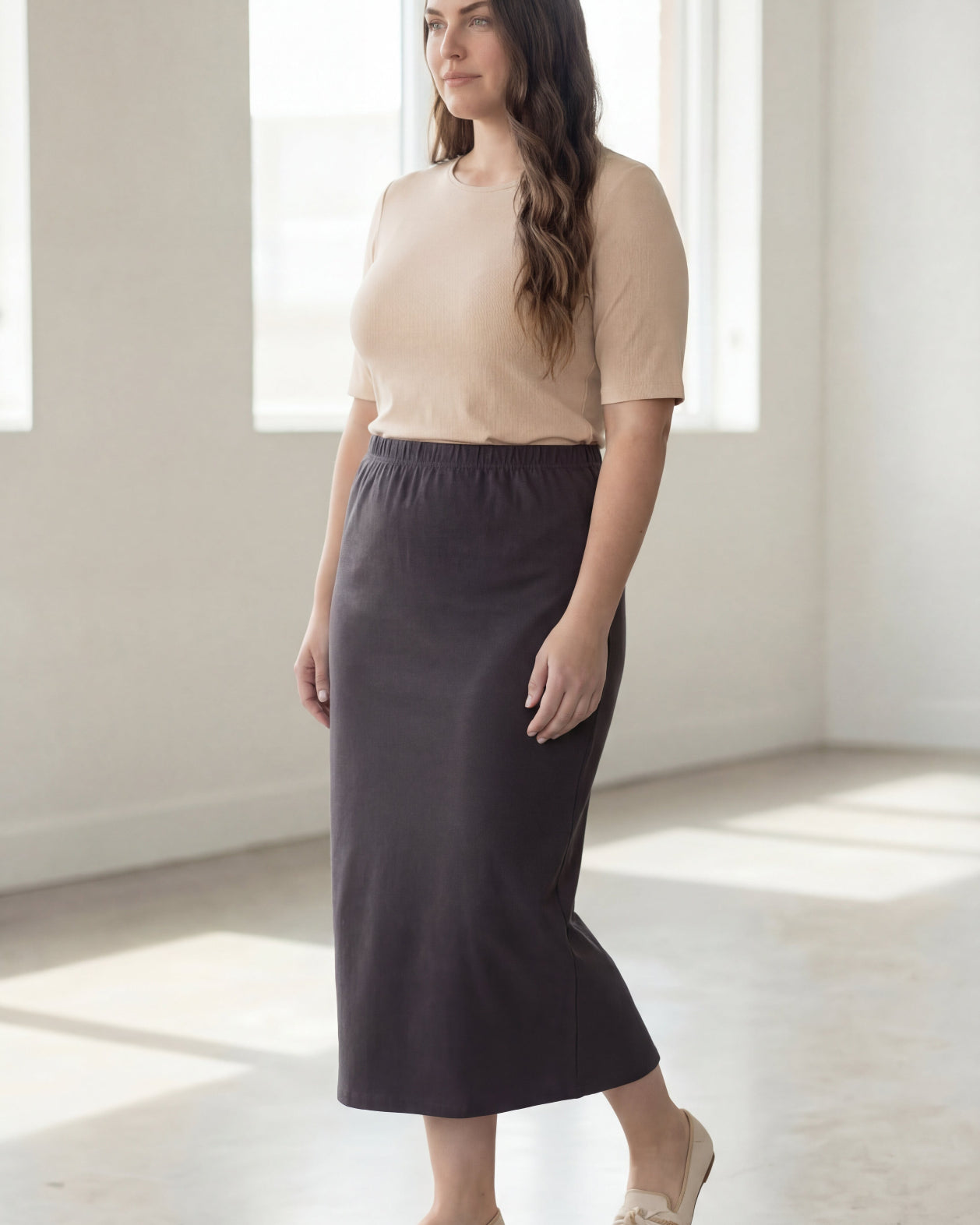 Model wearing Nuggles® 34" Classic Skirt in Steel Gray