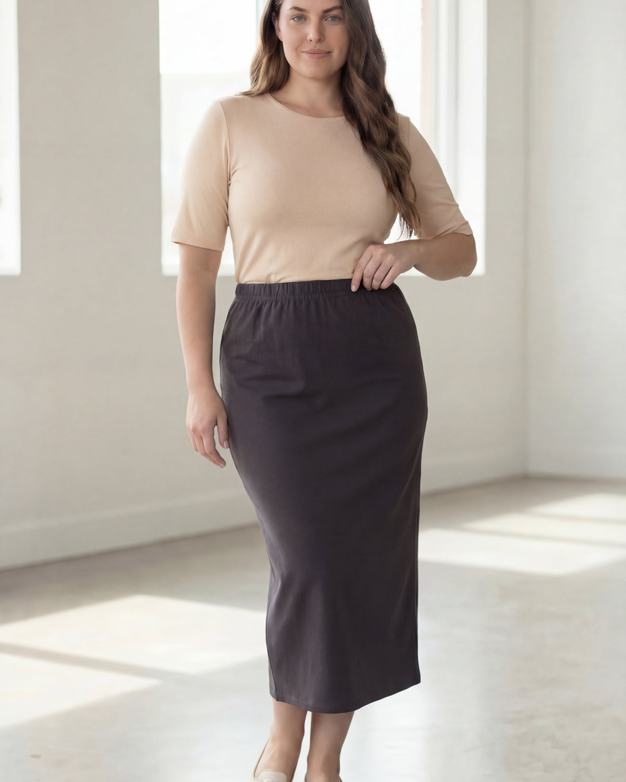 Model wearing Nuggles® 34" Classic Skirt in Steel Gray