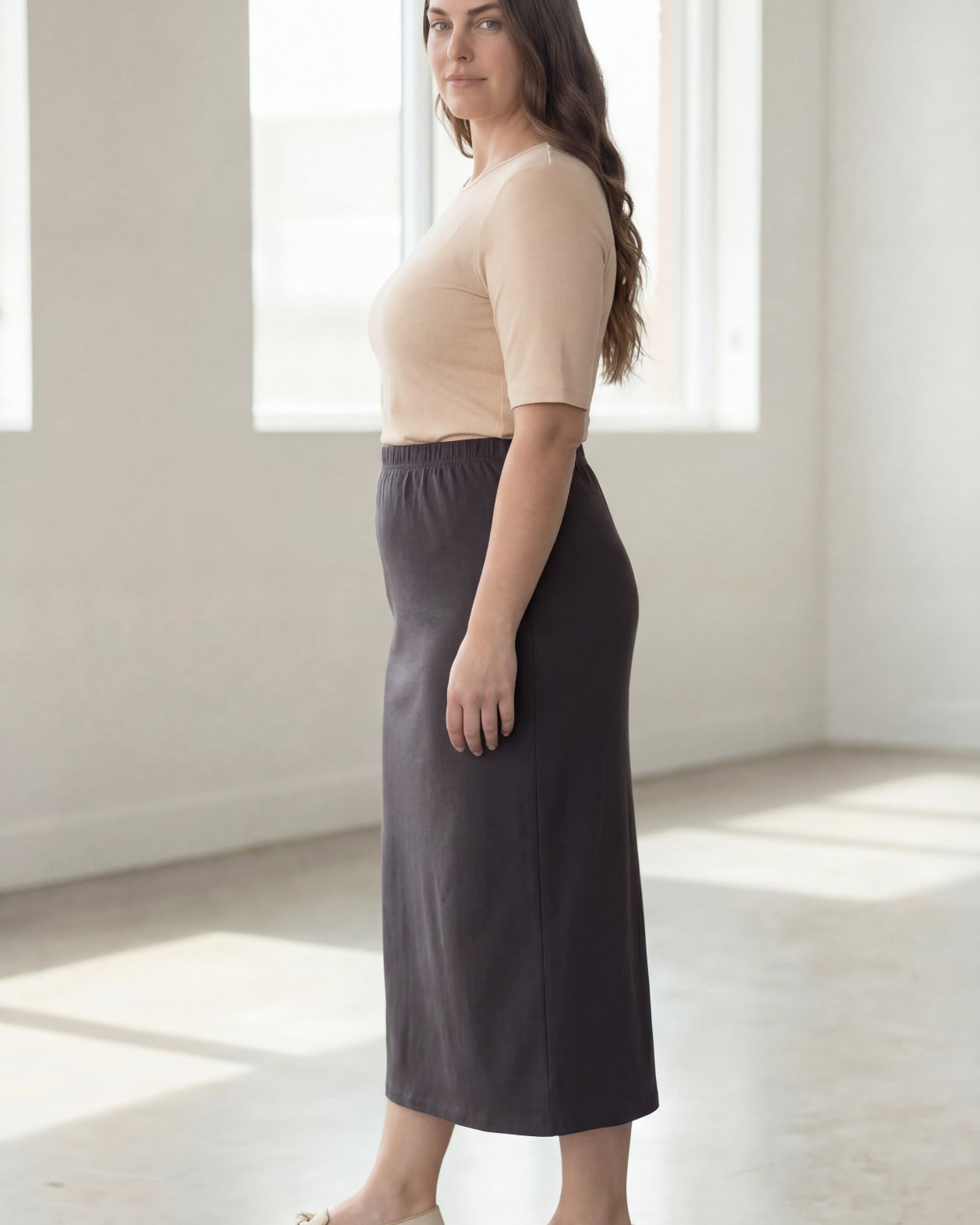 Model wearing Nuggles® 34" Classic Skirt in Steel Gray