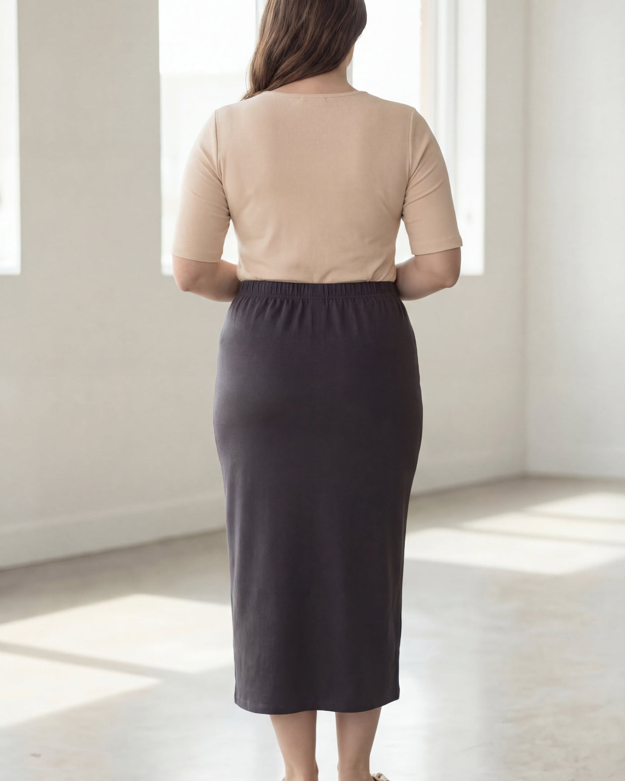 Model wearing Nuggles® 34" Classic Skirt in Steel Gray
