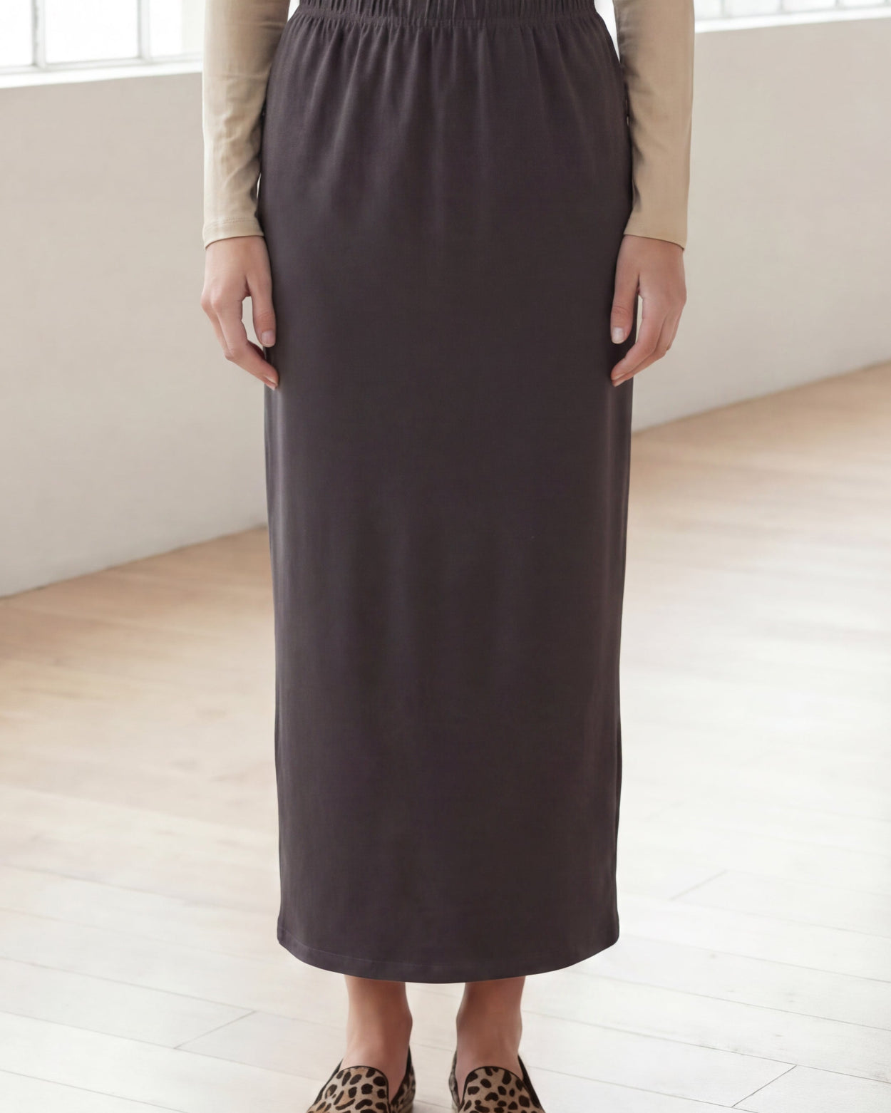 Model wearing Nuggles® 36" Classic Skirt in Steel Gray