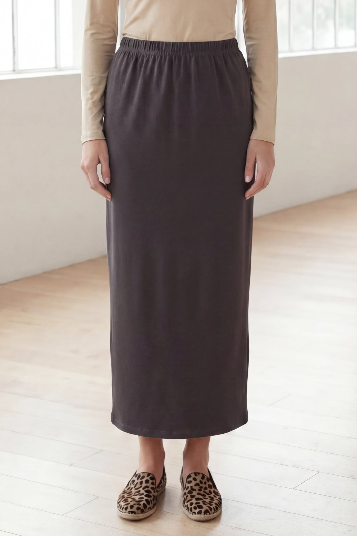 Model wearing Nuggles® 36" Classic Skirt in Steel Gray
