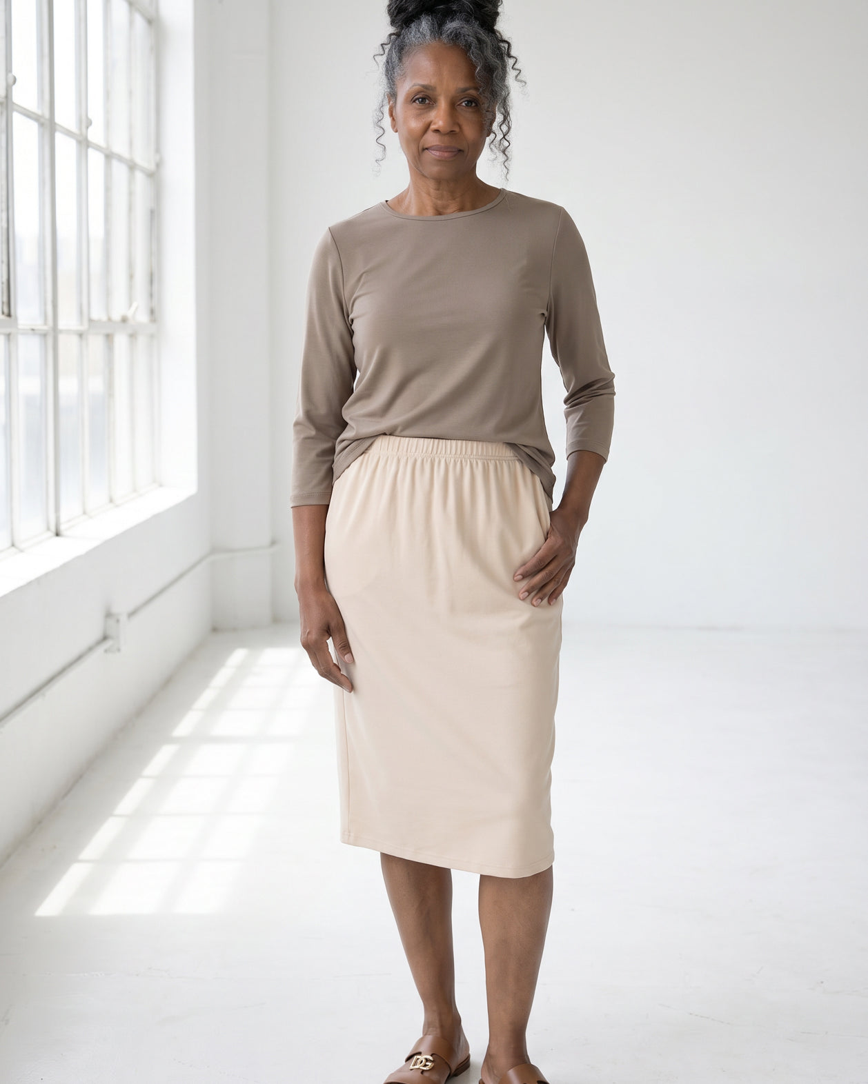 Model wearing Nuggles® Half Sleeve Essential Tee in Taupe