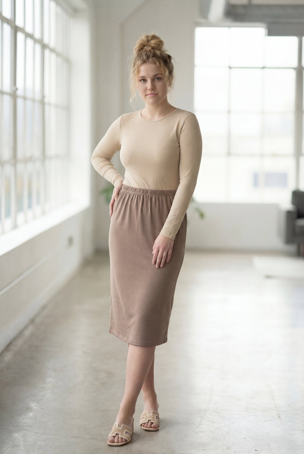 Model wearing Nuggles® 27" Classic Skirt in Taupe