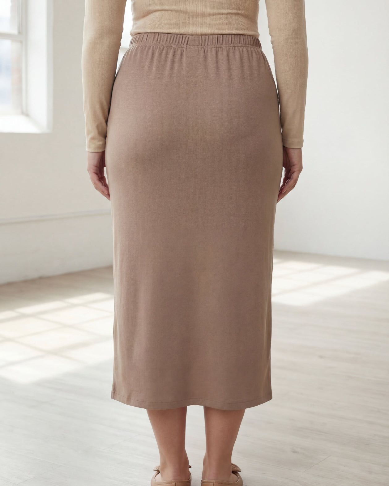 Model wearing Nuggles® 31" Classic Skirt in Taupe