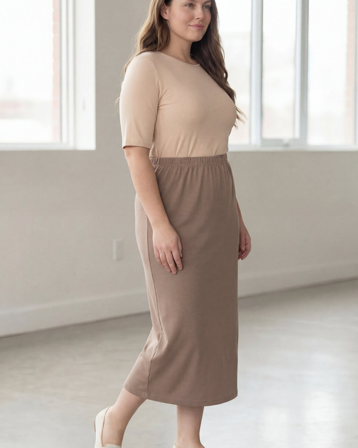 Model wearing Nuggles® 34" Classic Skirt in Taupe