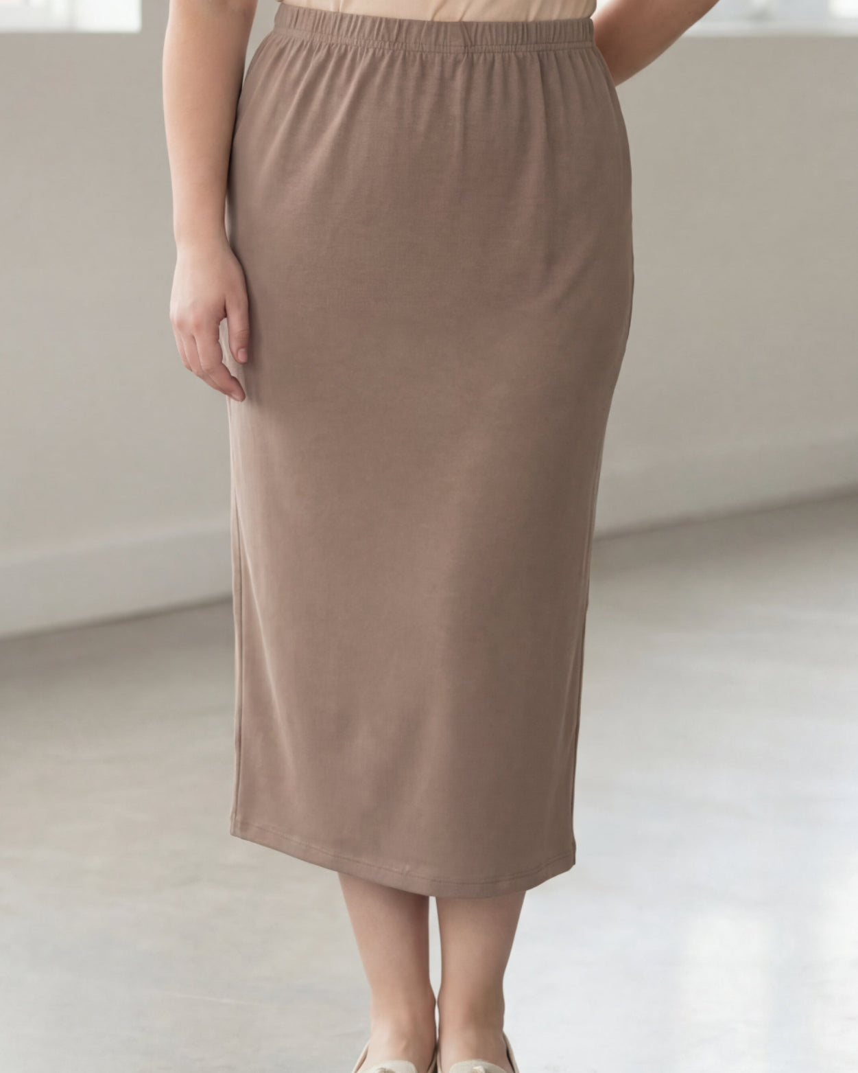 Model wearing Nuggles® 34" Classic Skirt in Taupe