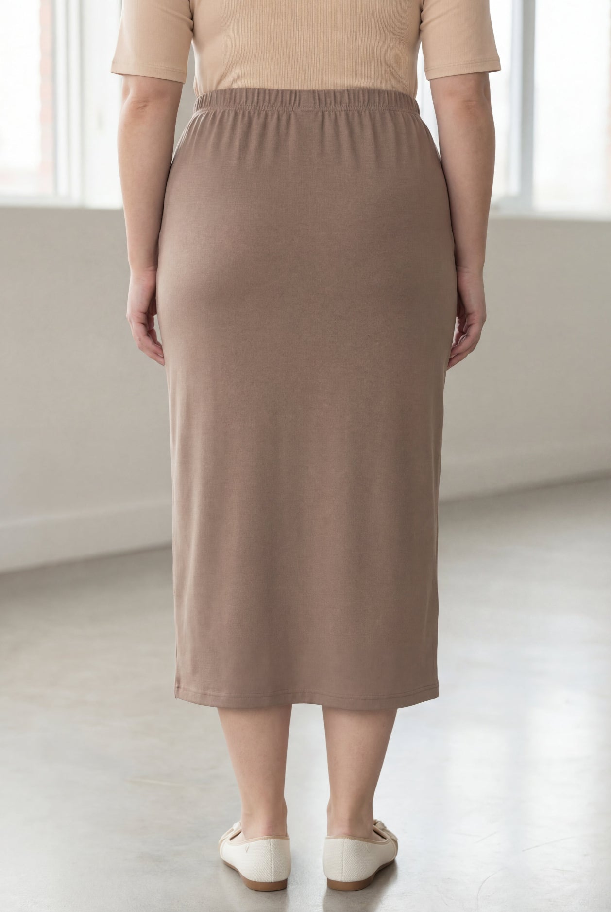 Model wearing Nuggles® 34" Classic Skirt in Taupe