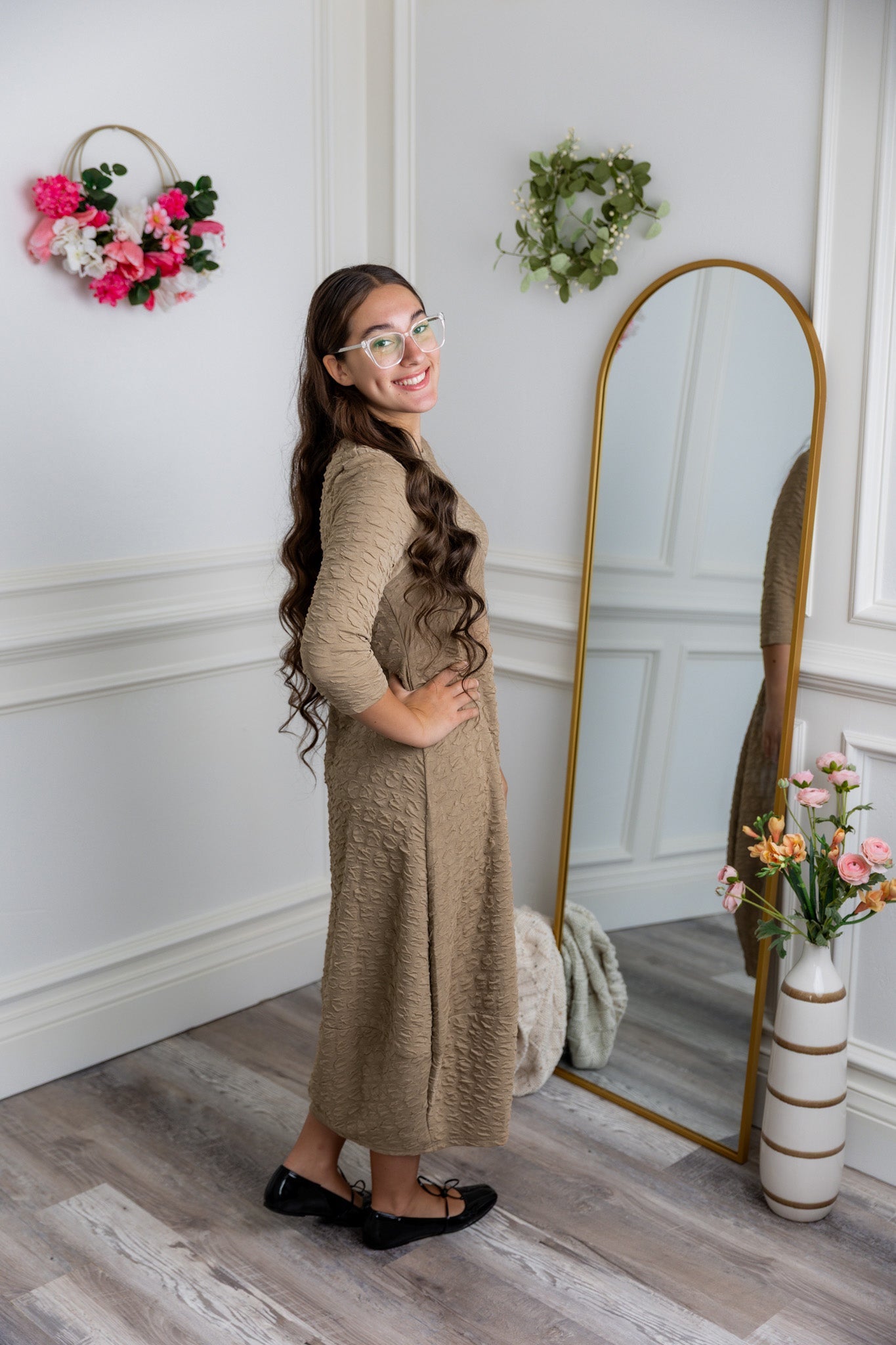 Discover women’s modest beige dresses at Nuggles®—cream, tan, and nude tones in elegant midi and maxi styles for every modest wardrobe.
