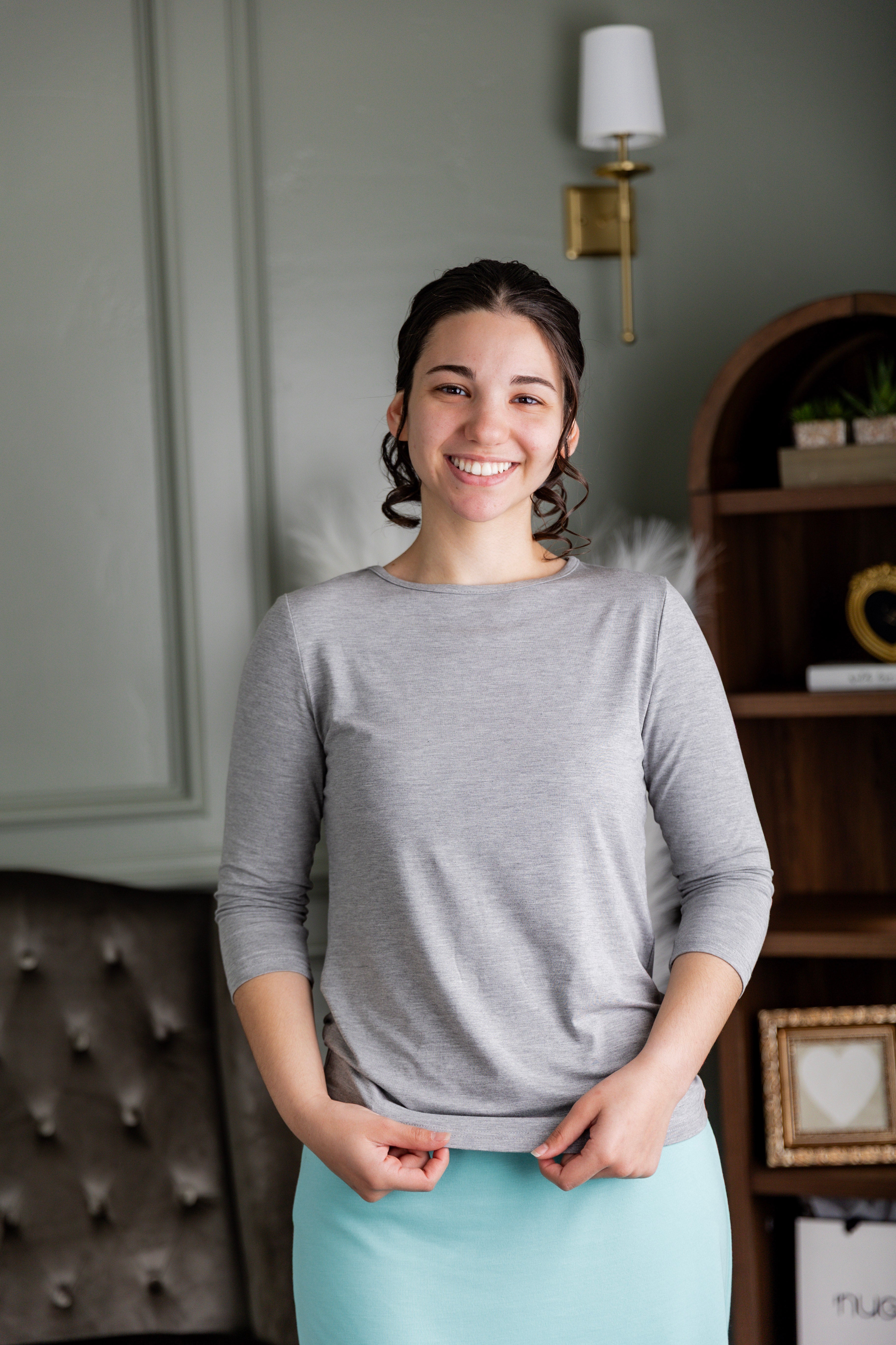 Stock photo of our Nuggles® Essential 3/4 Tee in Heather Gray