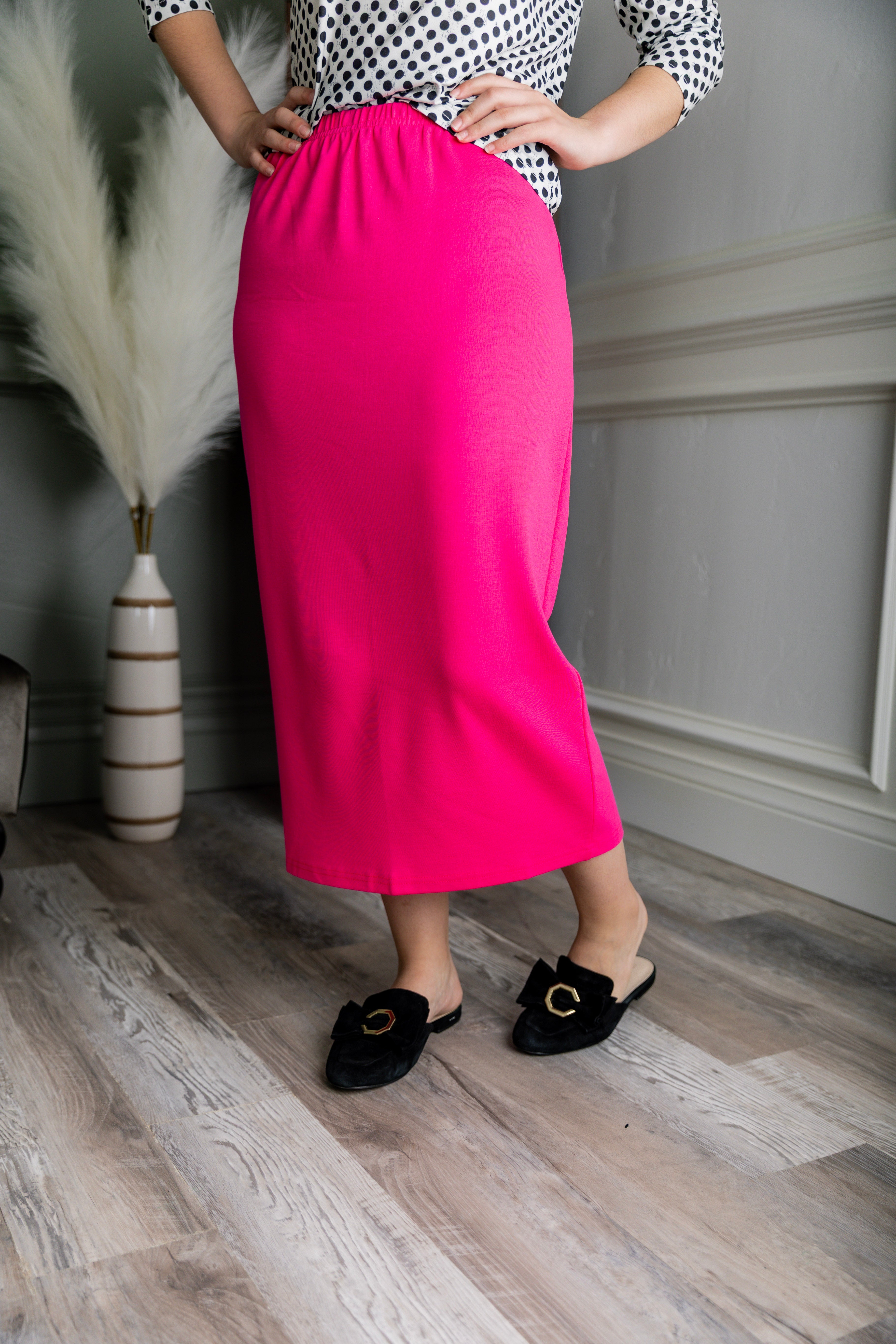 Nuggles® 31-inch classic skirt elastic waistband and straight silhouette