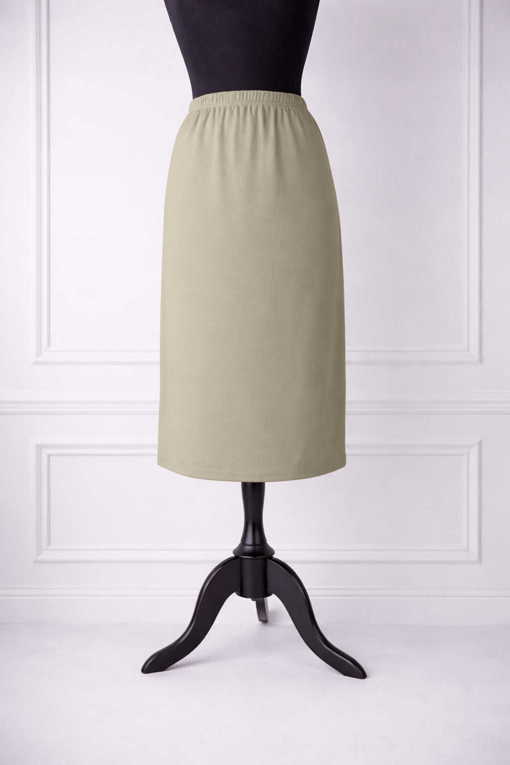 Nuggles® 27-inch classic skirt elastic waistband and straight silhouette