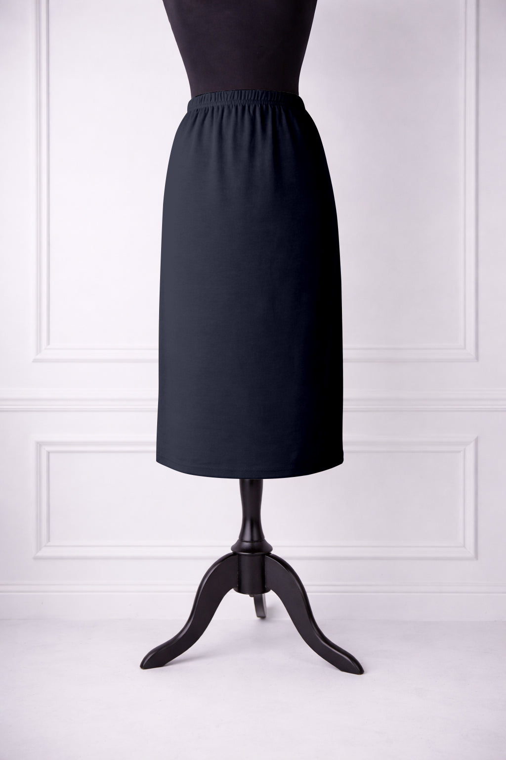 Nuggles® 27-inch classic skirt elastic waistband and straight silhouette