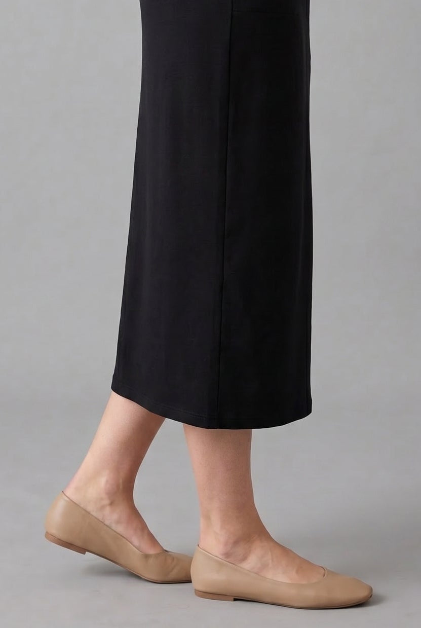 Model wearing Nuggles® 31" Pocket Classic Skirt in Black