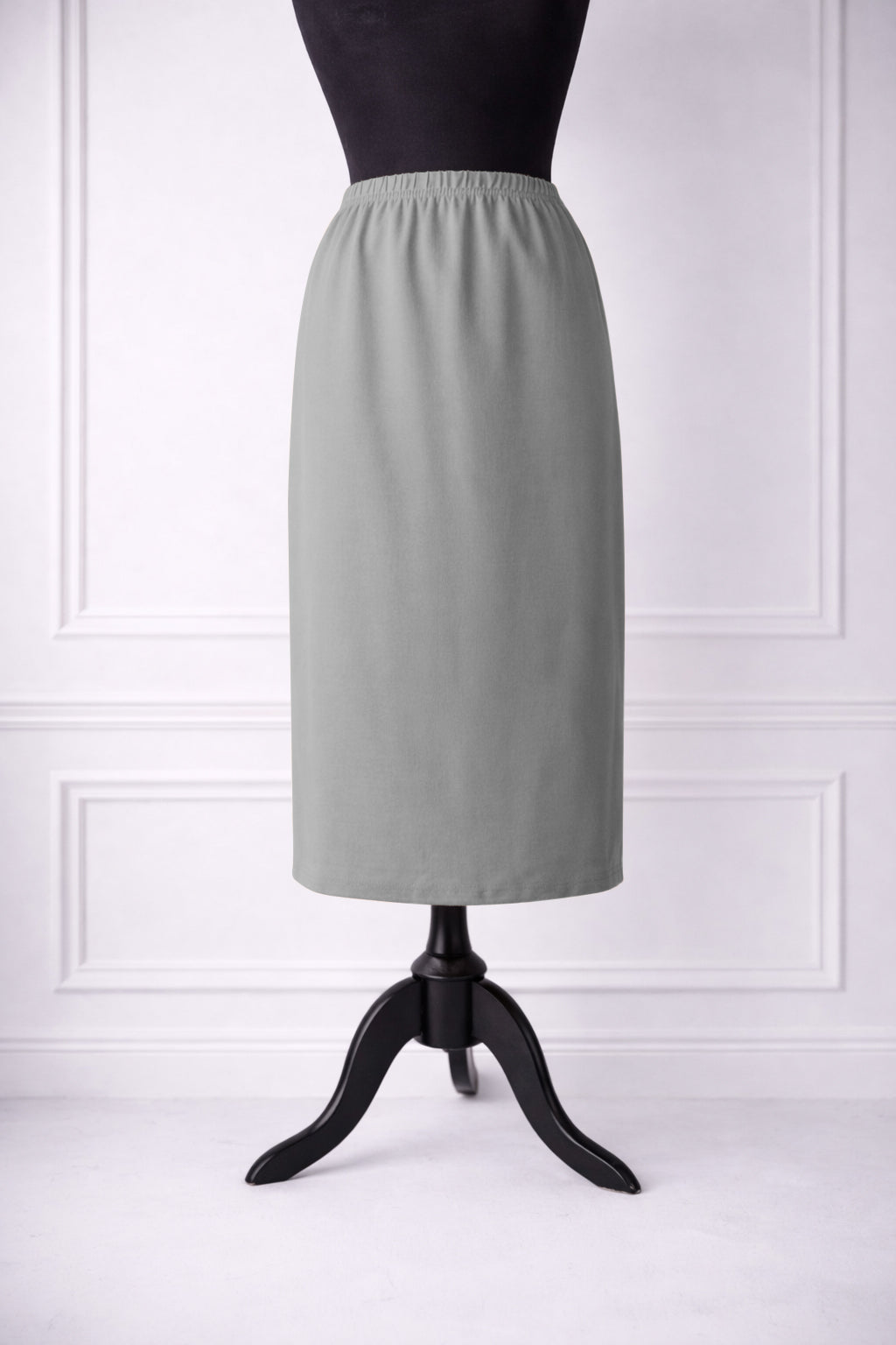 Nuggles® 31-inch classic skirt elastic waistband and straight silhouette