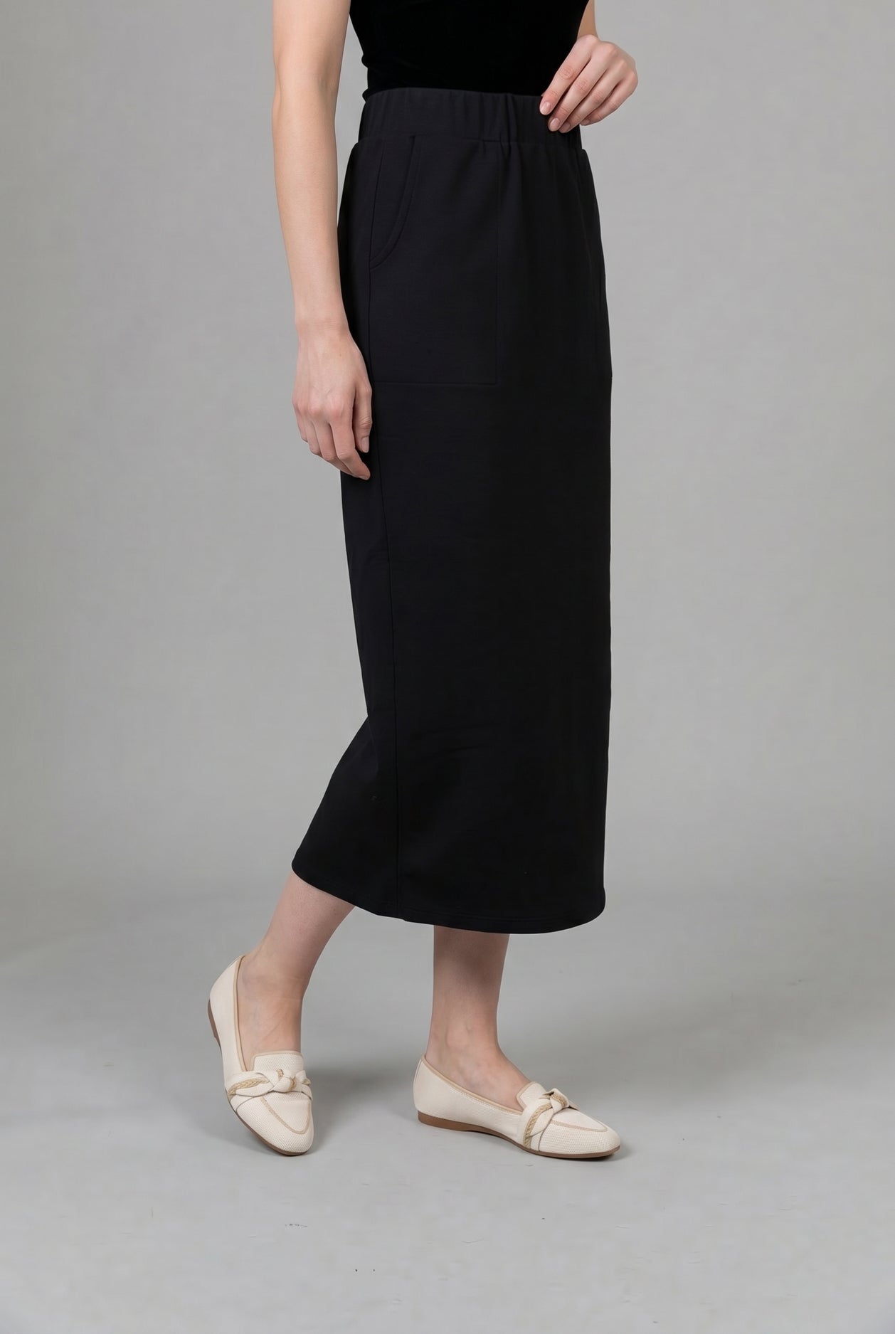 Model wearing Nuggles® 34" Pocket Classic Skirt in Black