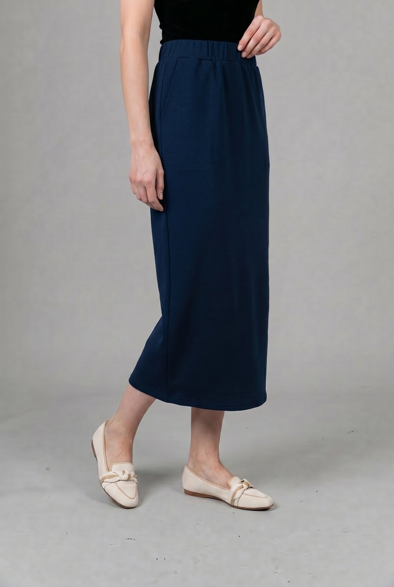 Model wearing Nuggles® 34" Pocket Classic Skirt in Dark Navy