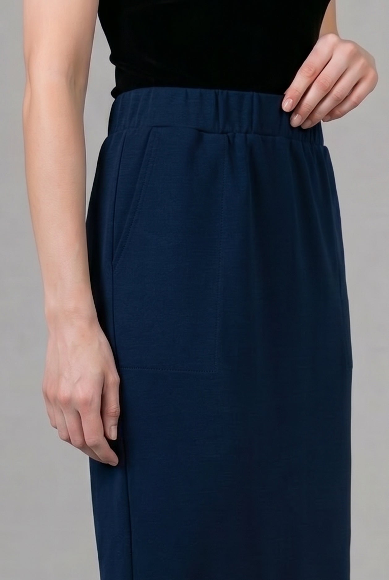 Model wearing Nuggles® 34" Pocket Classic Skirt in Dark Navy