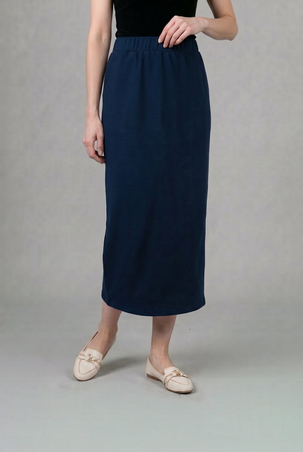 Model wearing Nuggles® 34" Pocket Classic Skirt in Dark Navy