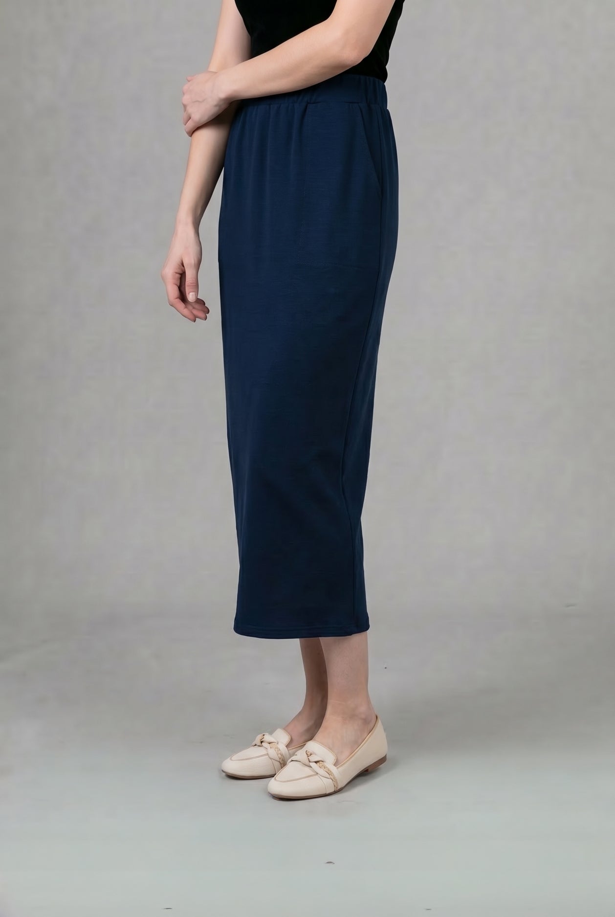 Model wearing Nuggles® 34" Pocket Classic Skirt in Dark Navy