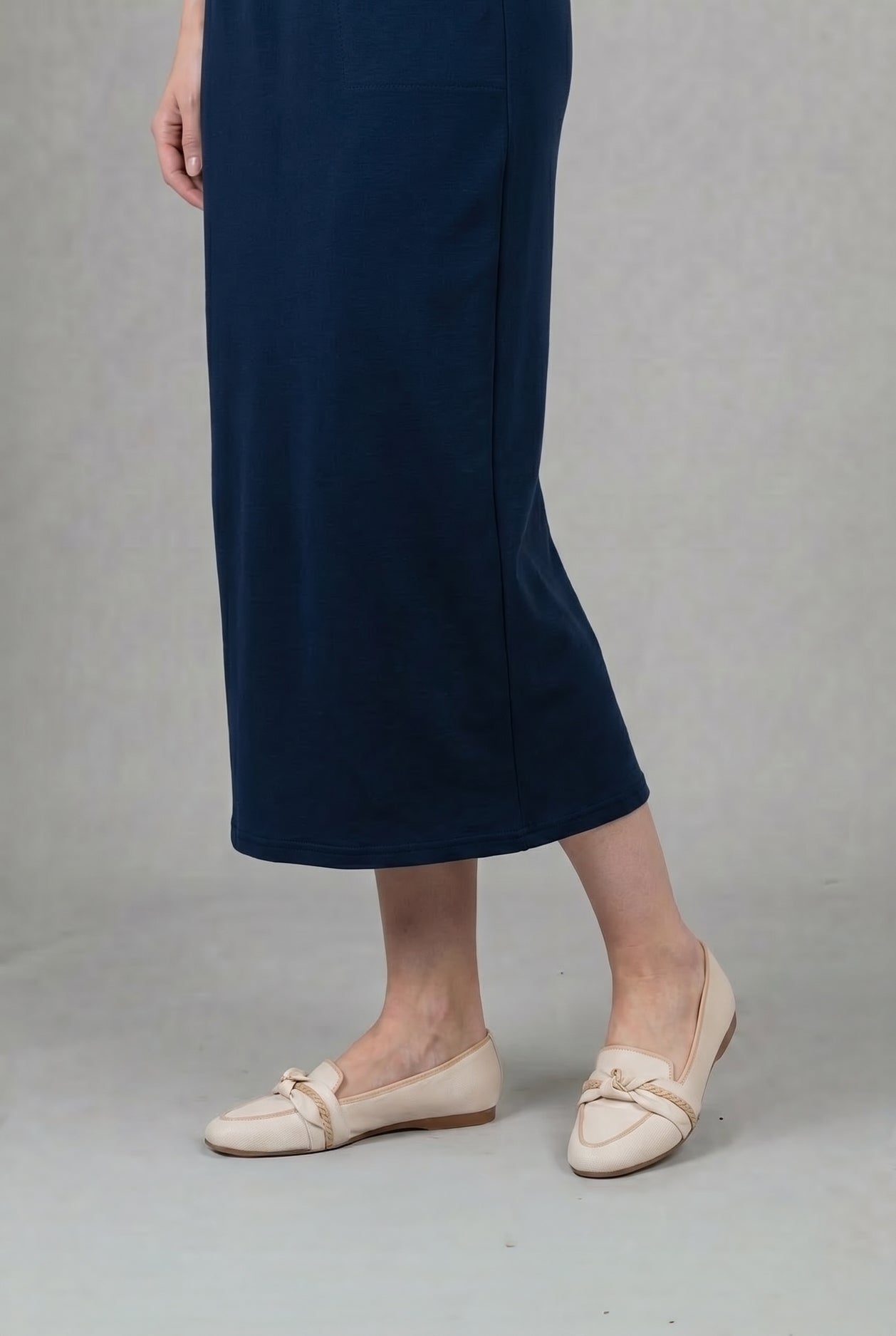 Model wearing Nuggles® 34" Pocket Classic Skirt in Dark Navy