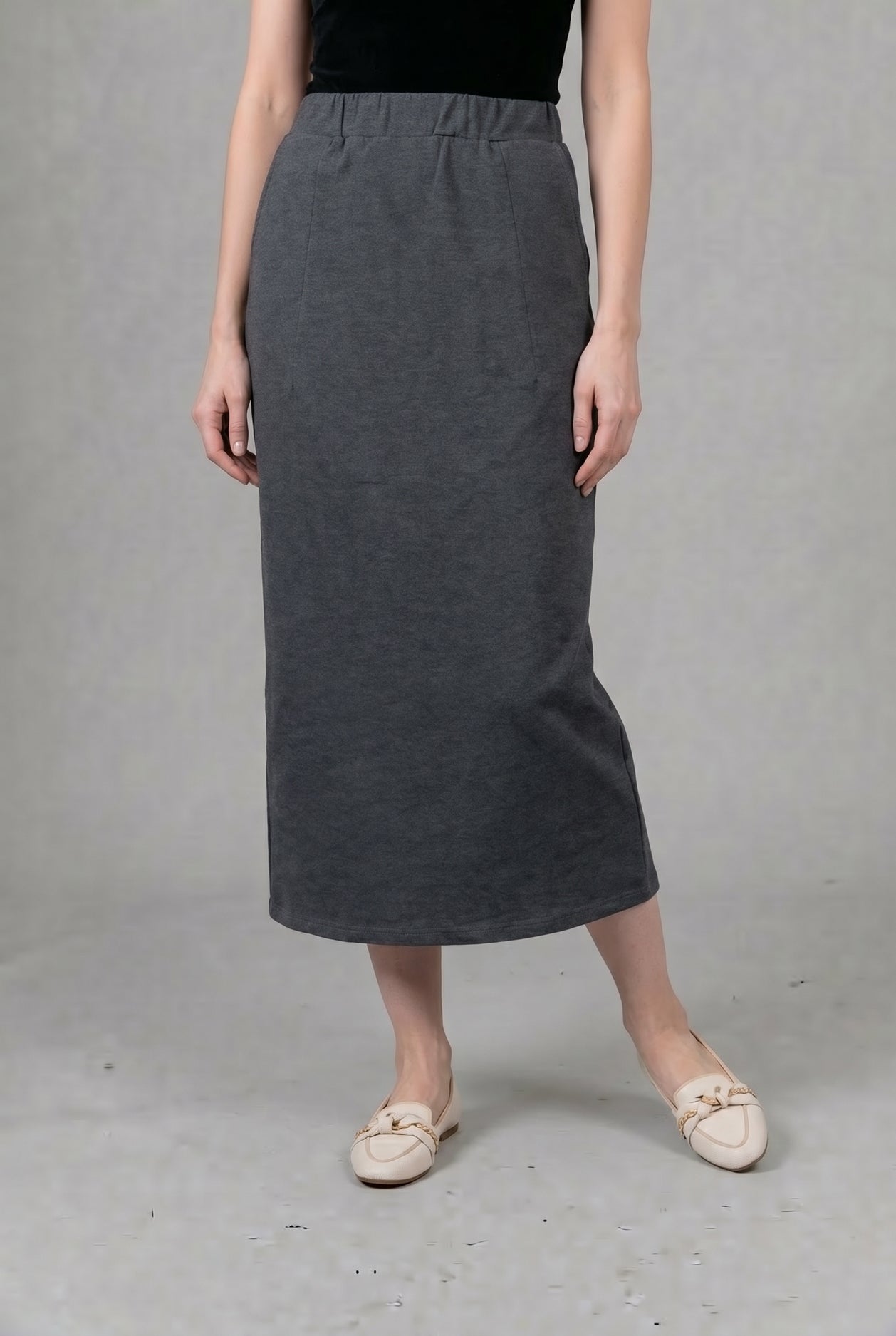 Model wearing Nuggles® 34" Pocket Classic Skirt in Dark Heather