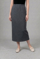 Model wearing Nuggles® 34" Pocket Classic Skirt in Dark Heather