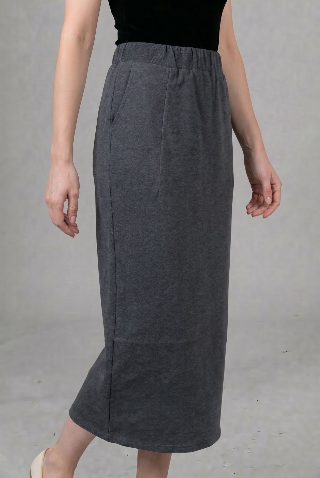 Model wearing Nuggles® 34" Pocket Classic Skirt in Dark Heather