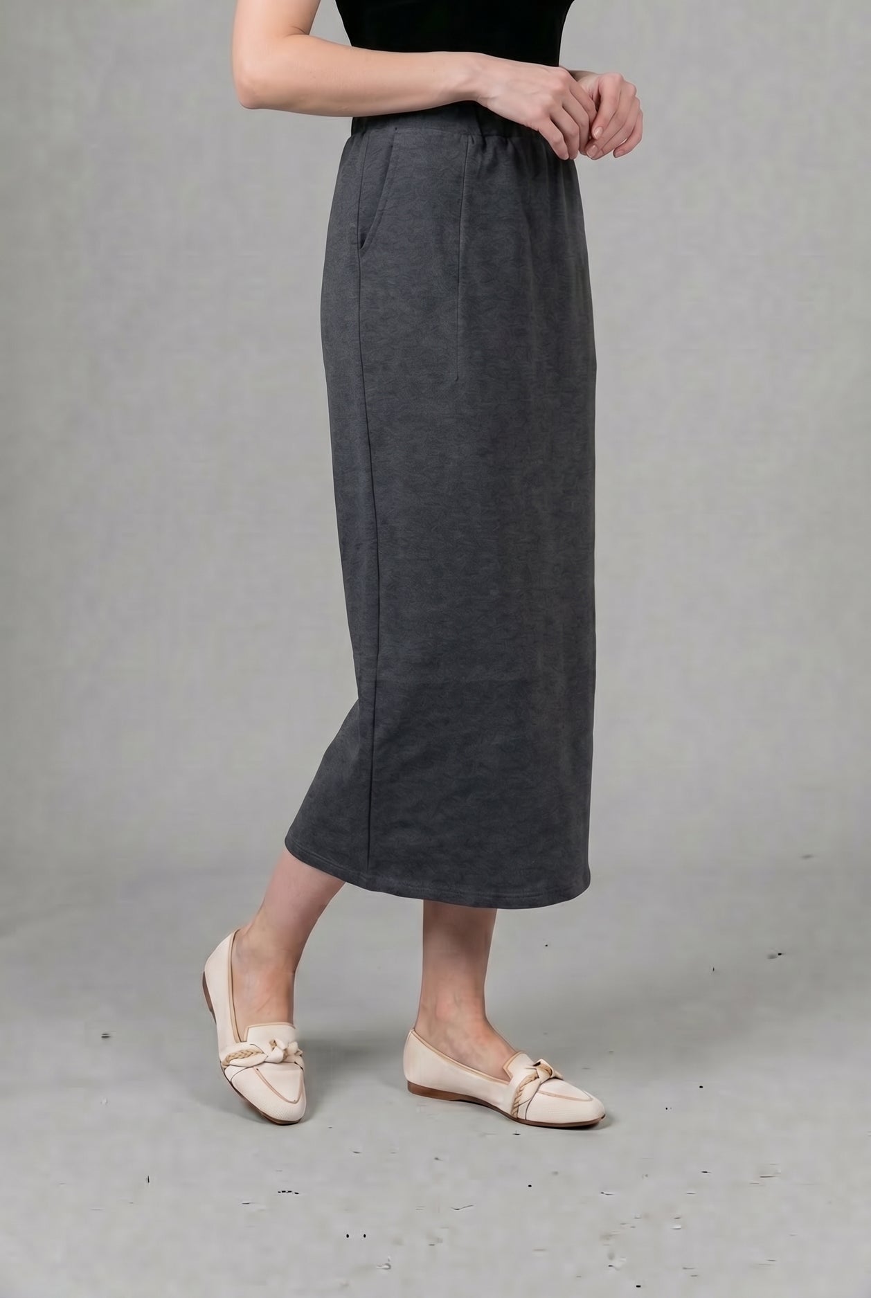 Model wearing Nuggles® 34" Pocket Classic Skirt in Dark Heather