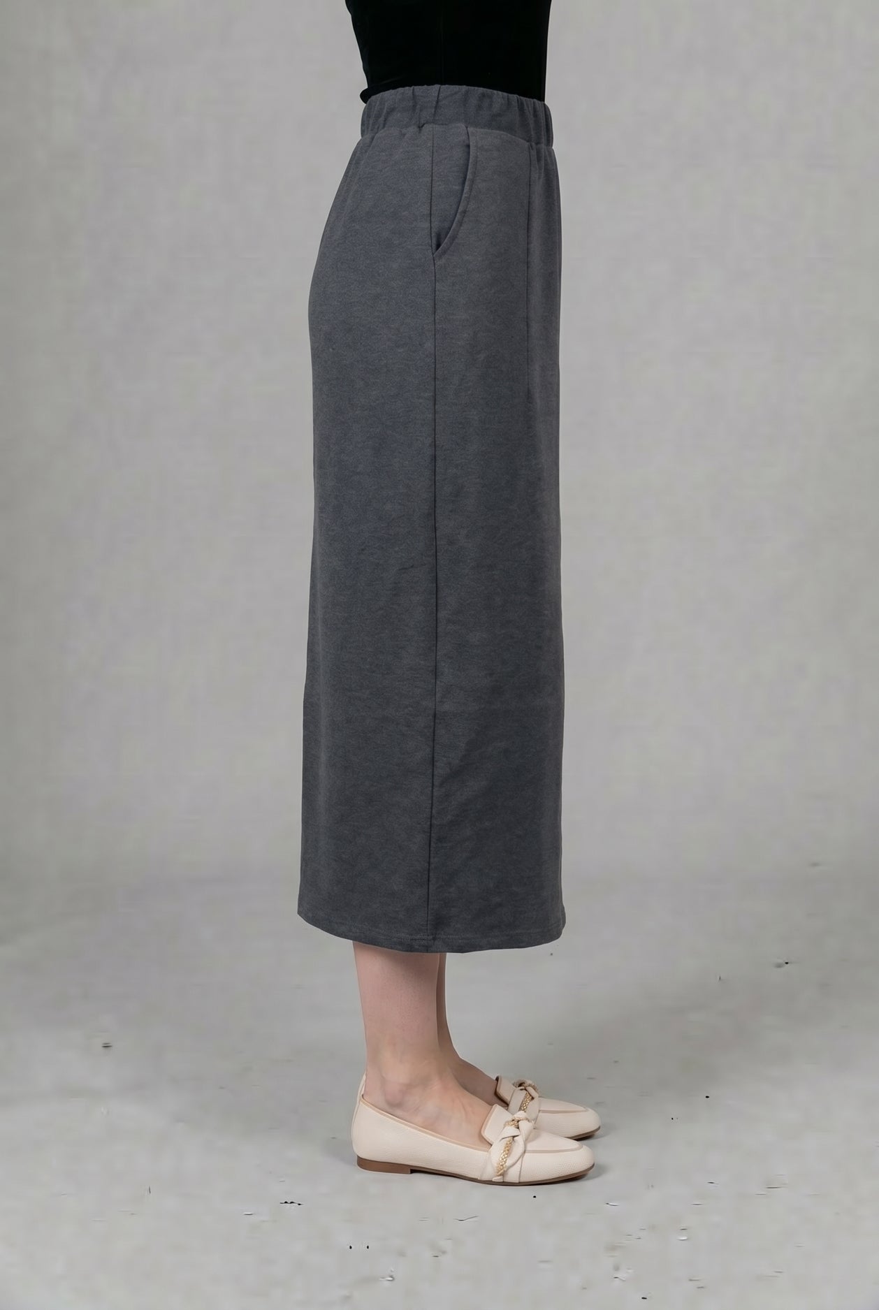 Model wearing Nuggles® 34" Pocket Classic Skirt in Dark Heather