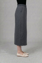 Model wearing Nuggles® 34" Pocket Classic Skirt in Dark Heather