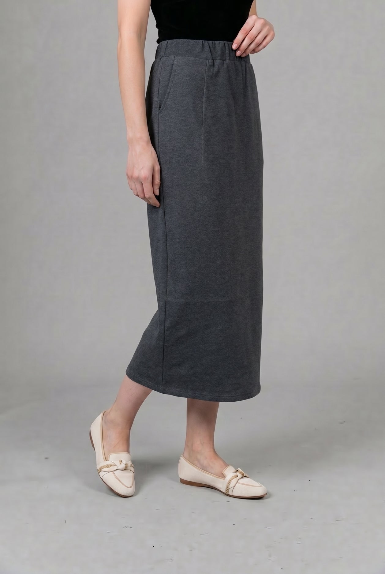 Model wearing Nuggles® 34" Pocket Classic Skirt in Dark Heather