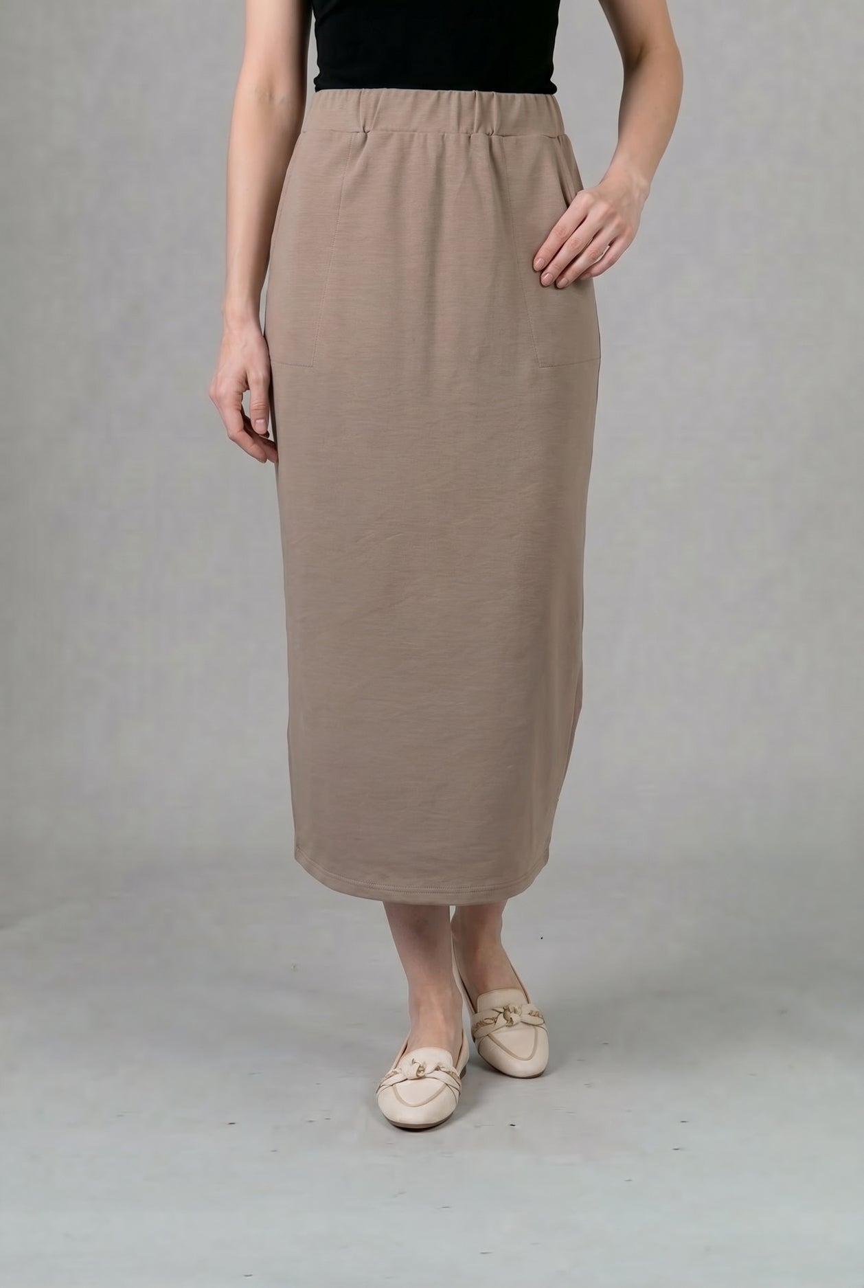 Model wearing Nuggles® 34" Pocket Classic Skirt in Taupe