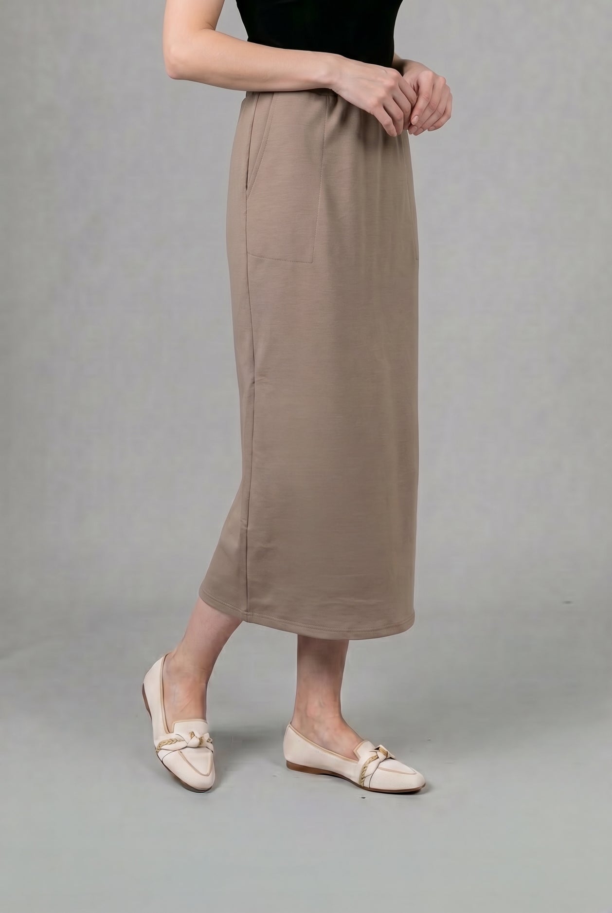 Model wearing Nuggles® 34" Pocket Classic Skirt in Taupe