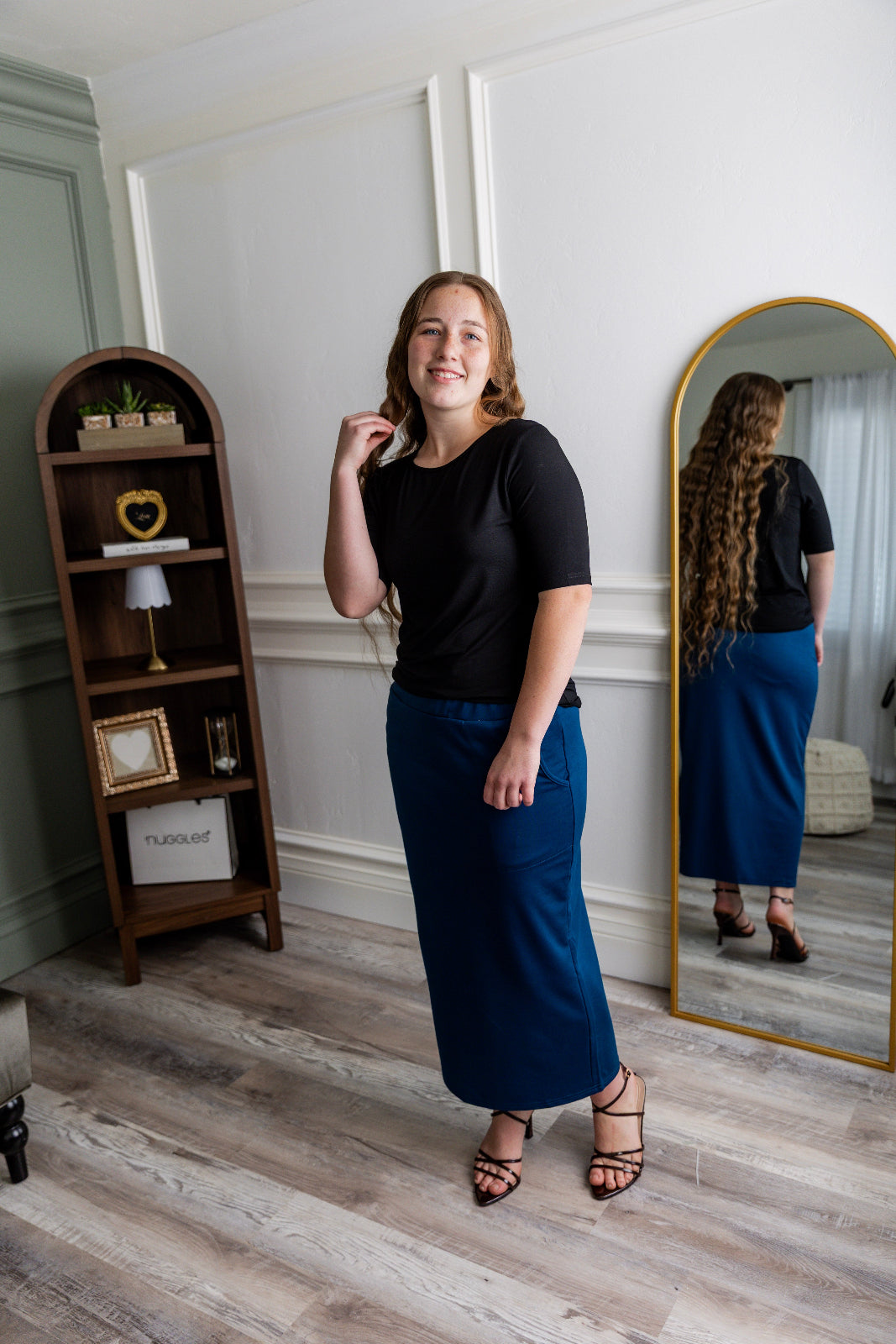 Model wearing Nuggles® 31" Pocket Classic Skirt in Peacock Blue